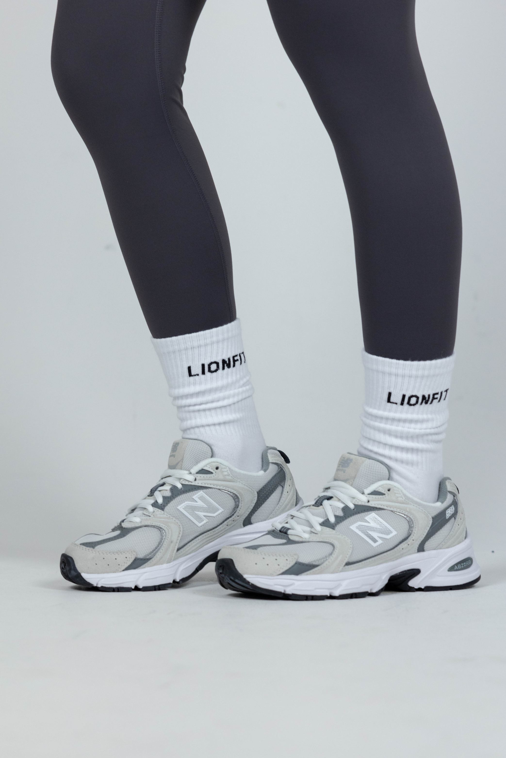 Lionfit Essential Socks White - Hoge witte sportsokken met logo, comfortabele pasvorm, ideaal voor sporten en dagelijks gebruik, gedragen met sneakers