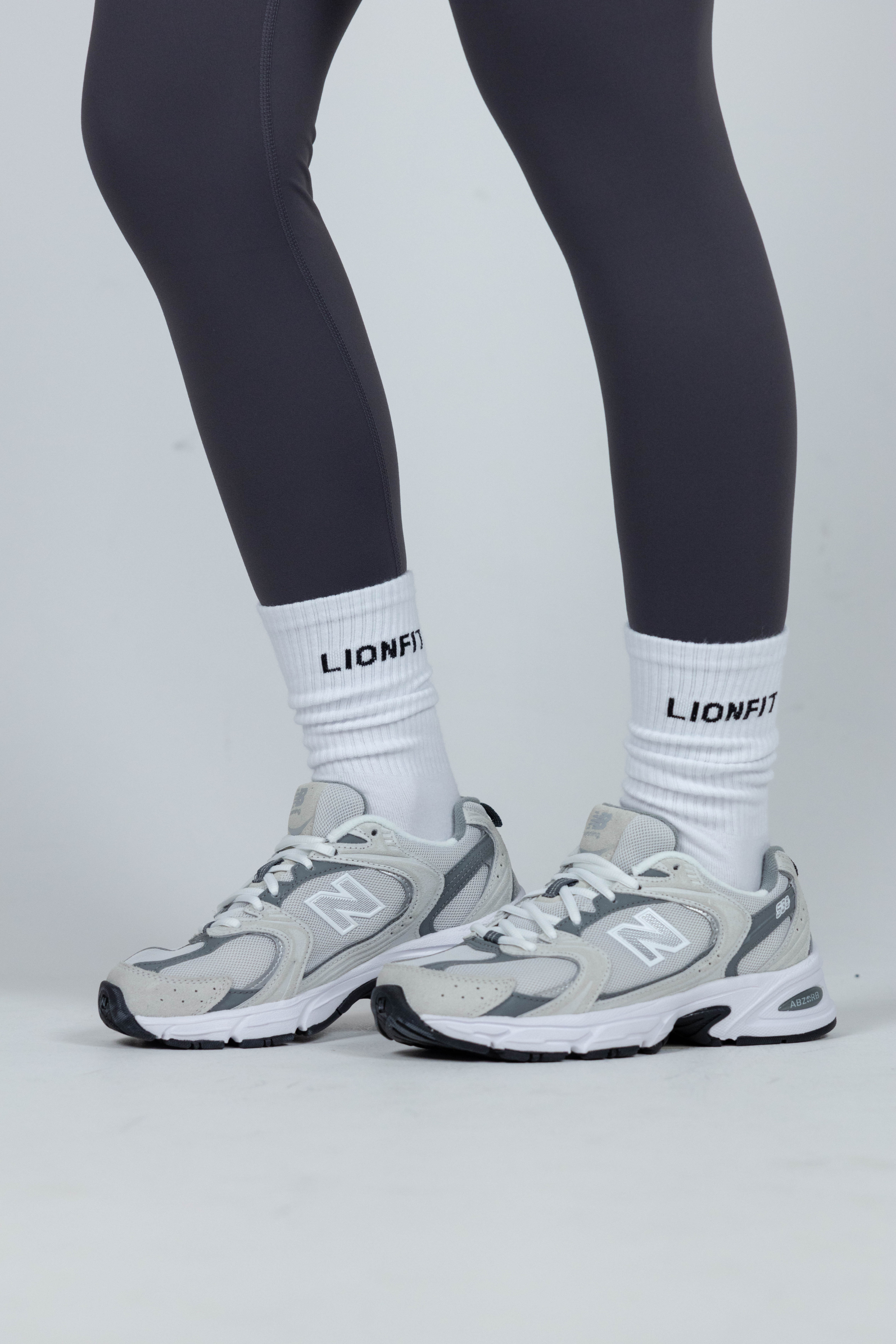 Lionfit Essential Socks White - Hoge witte sportsokken met logo, comfortabele pasvorm, ideaal voor sporten en dagelijks gebruik, gedragen met sneakers