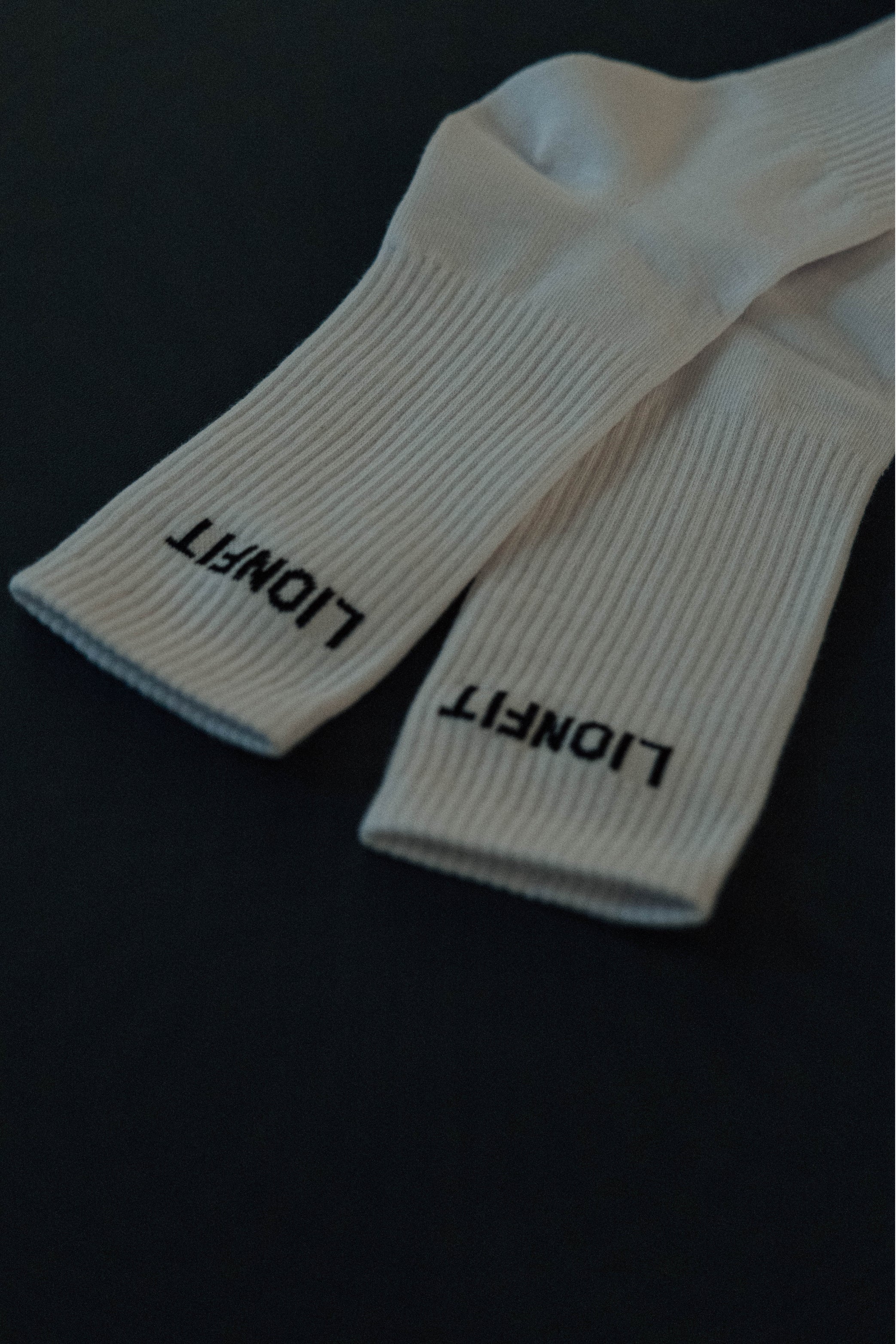 Lionfit Essential Socks White - Hoge witte sportsokken met logo, comfortabele pasvorm, ideaal voor sporten en dagelijks gebruik, gedragen met sneakers