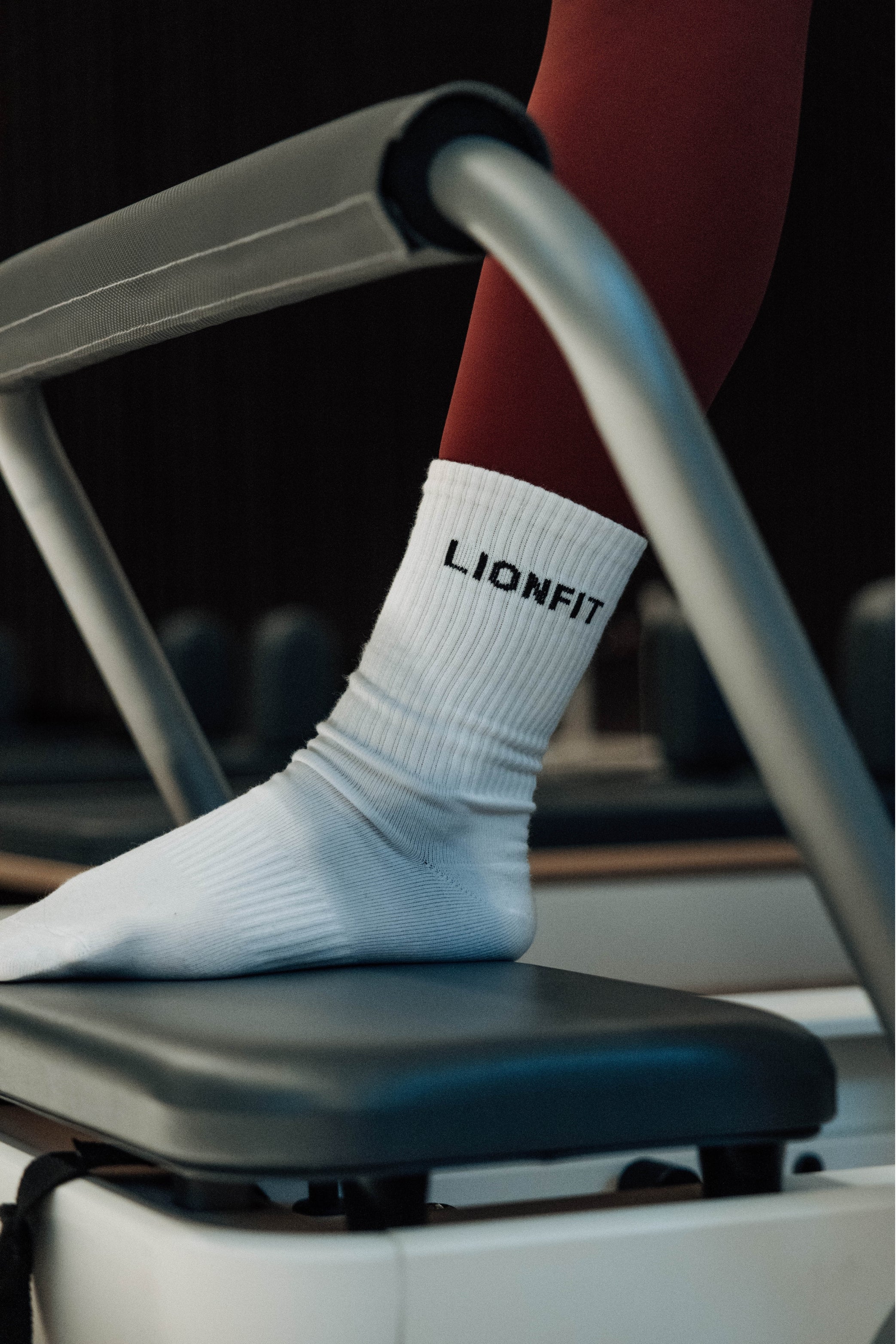 Lionfit Essential Socks White - Hoge witte sportsokken met logo, comfortabele pasvorm, ideaal voor sporten en dagelijks gebruik, gedragen met sneakers