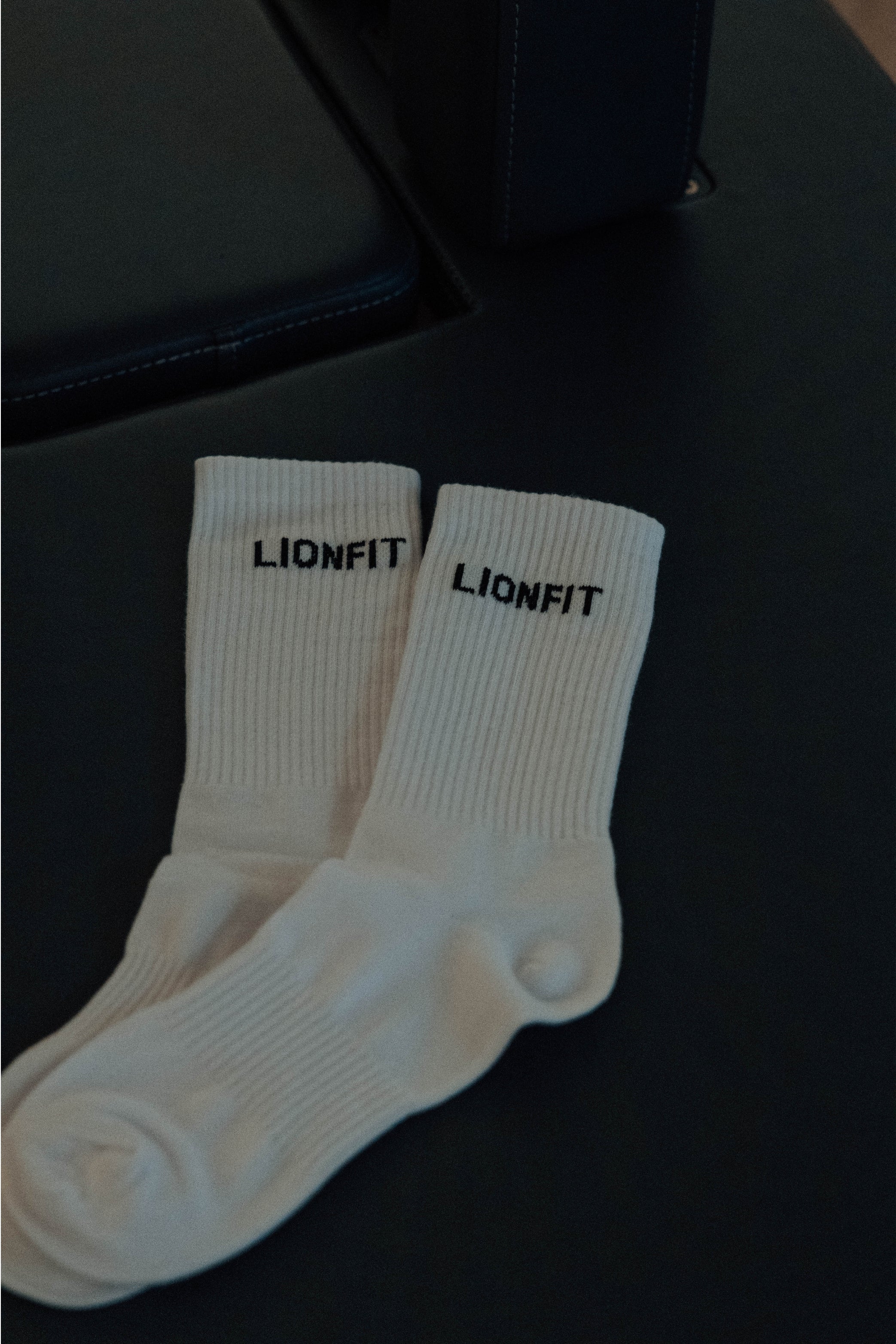 Lionfit Essential Socks White - Hoge witte sportsokken met logo, comfortabele pasvorm, ideaal voor sporten en dagelijks gebruik, gedragen met sneakers