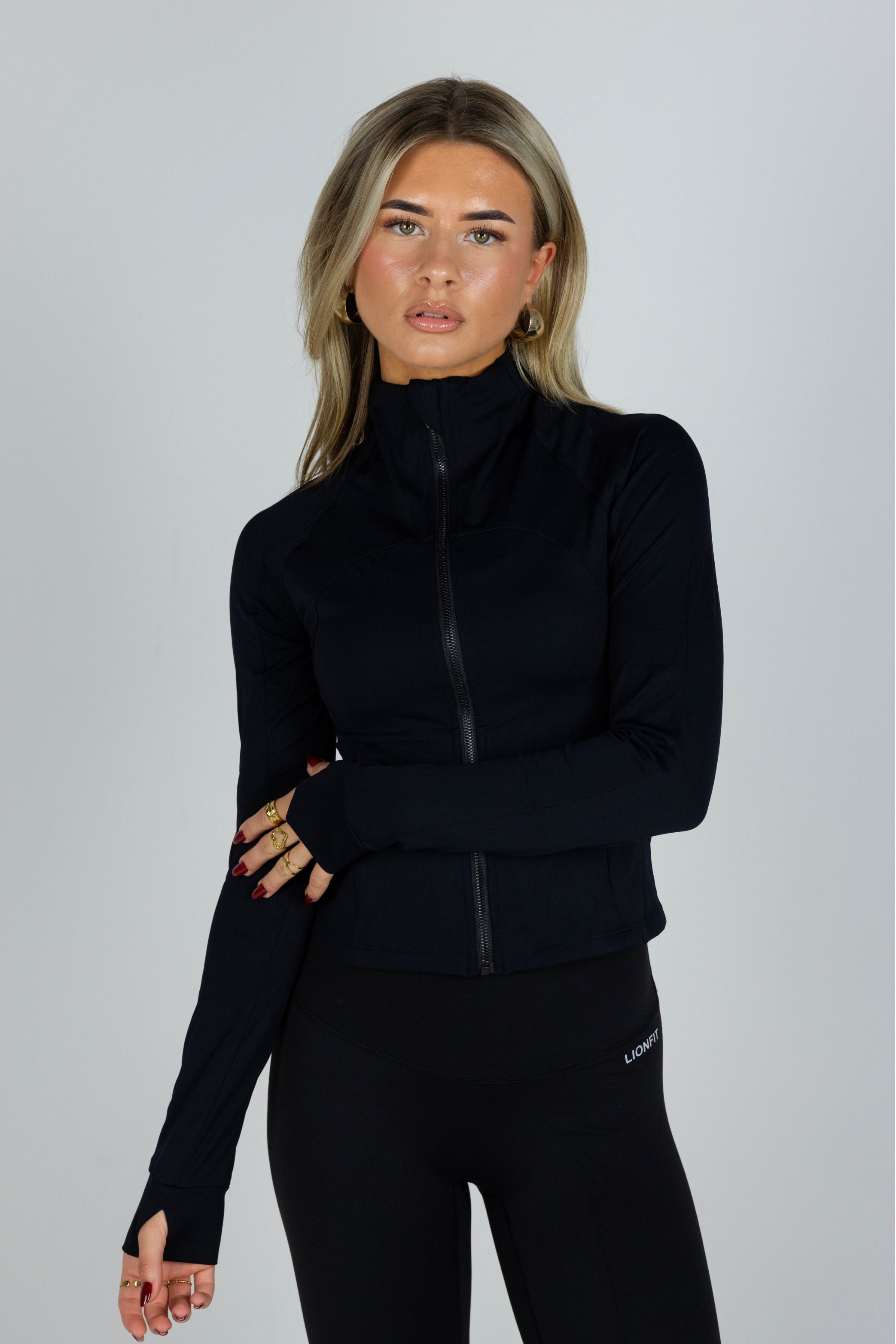 Essential Zip Vest Black voor dames - comfortabele en stijlvolle sportvest met ritssluiting, ideaal voor workouts en casual wear. Model draagt maat S - Lionfit