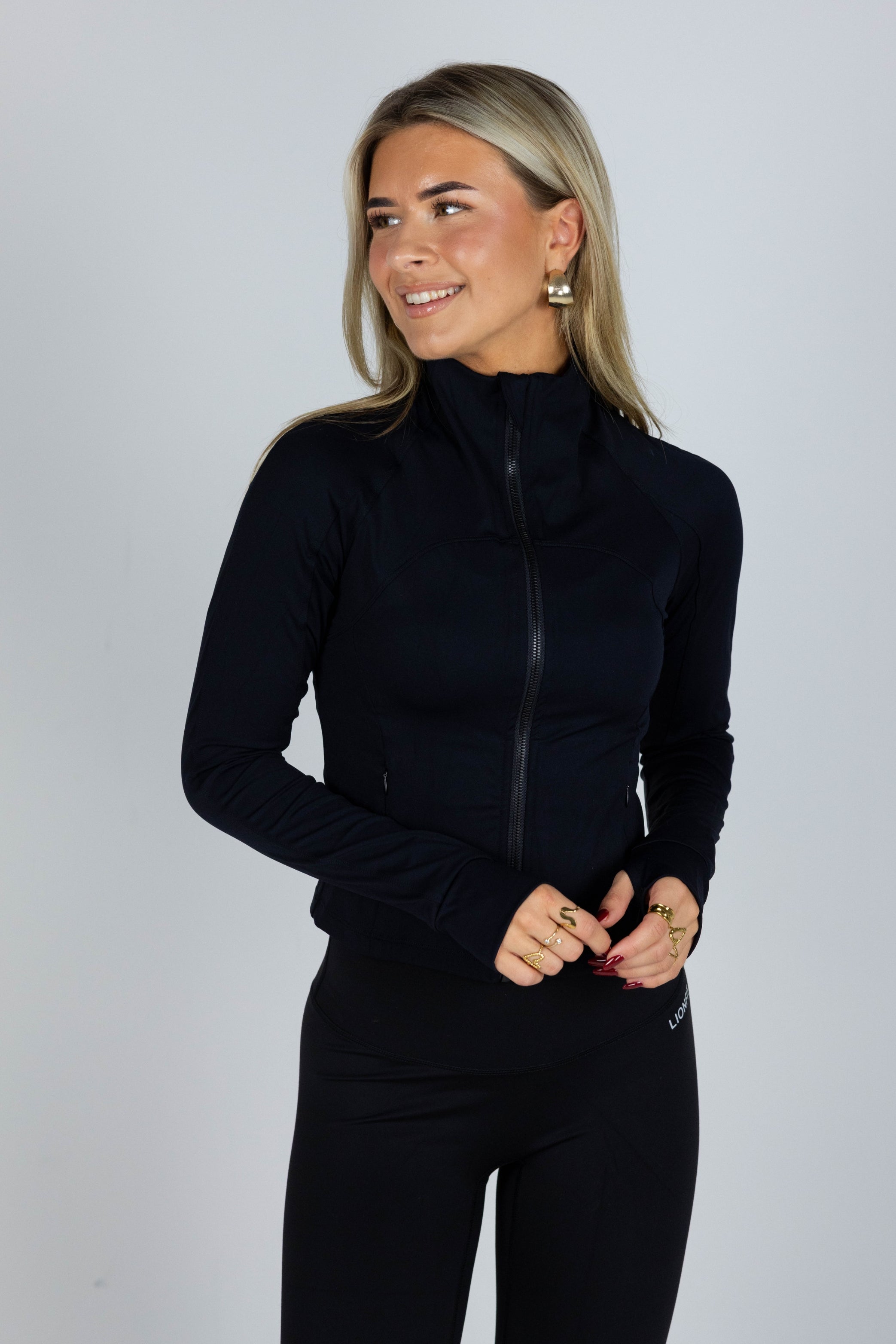 Essential Zip Vest Black voor dames - comfortabele en stijlvolle sportvest met ritssluiting, ideaal voor workouts en casual wear. Model draagt maat S - Lionfit