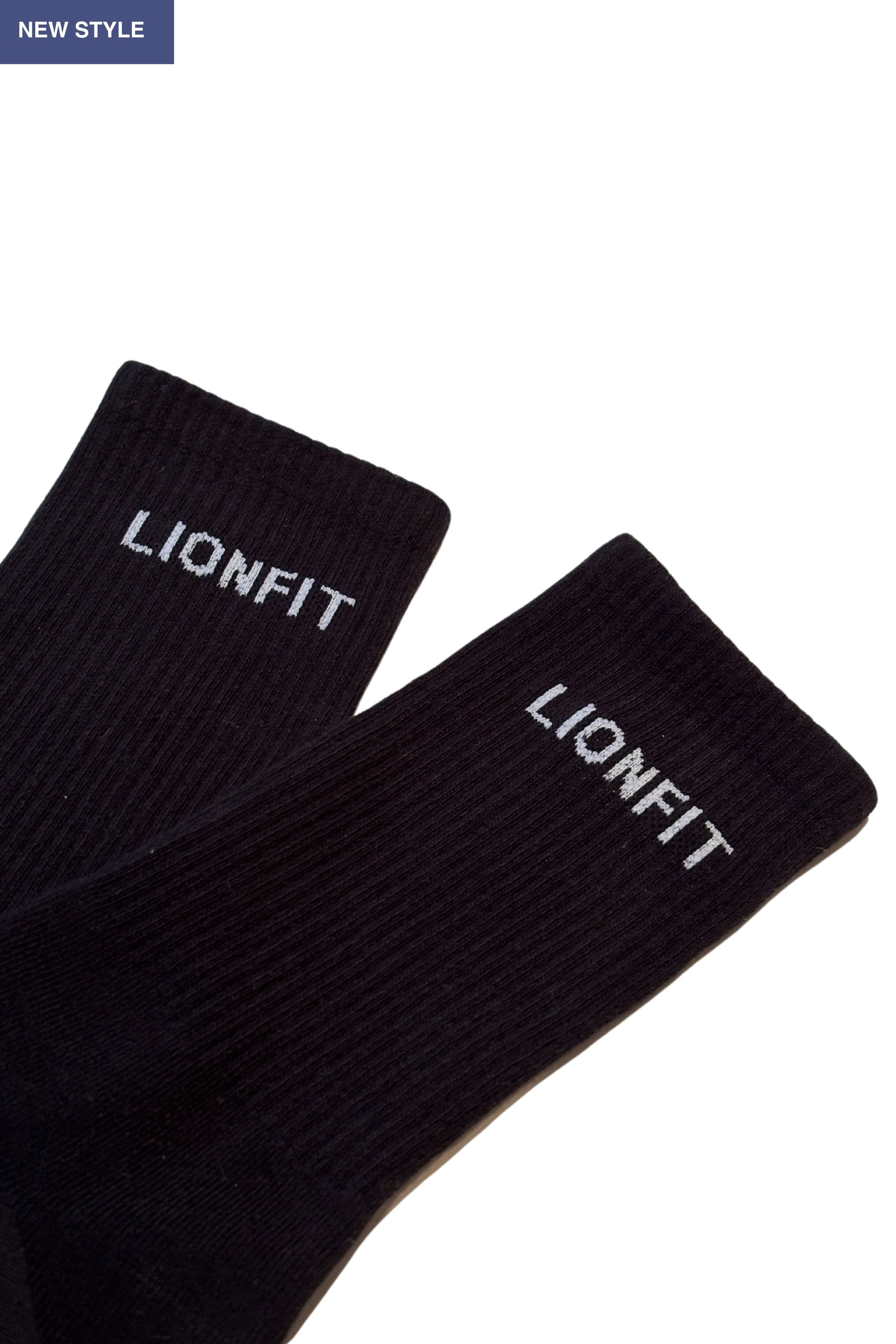 Twee zwarte Lionfit Essential sportsokken met wit logo, perfect voor sport en casual gebruik.