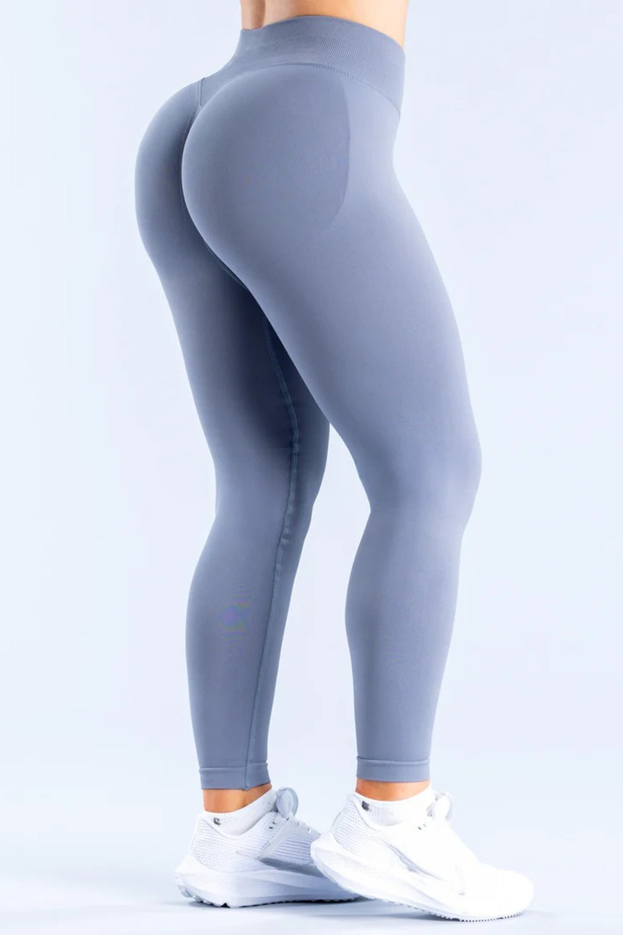 Light grey Kiara legging - achterkant met shaping effect en naadloze afwerking voor sportvrouwen