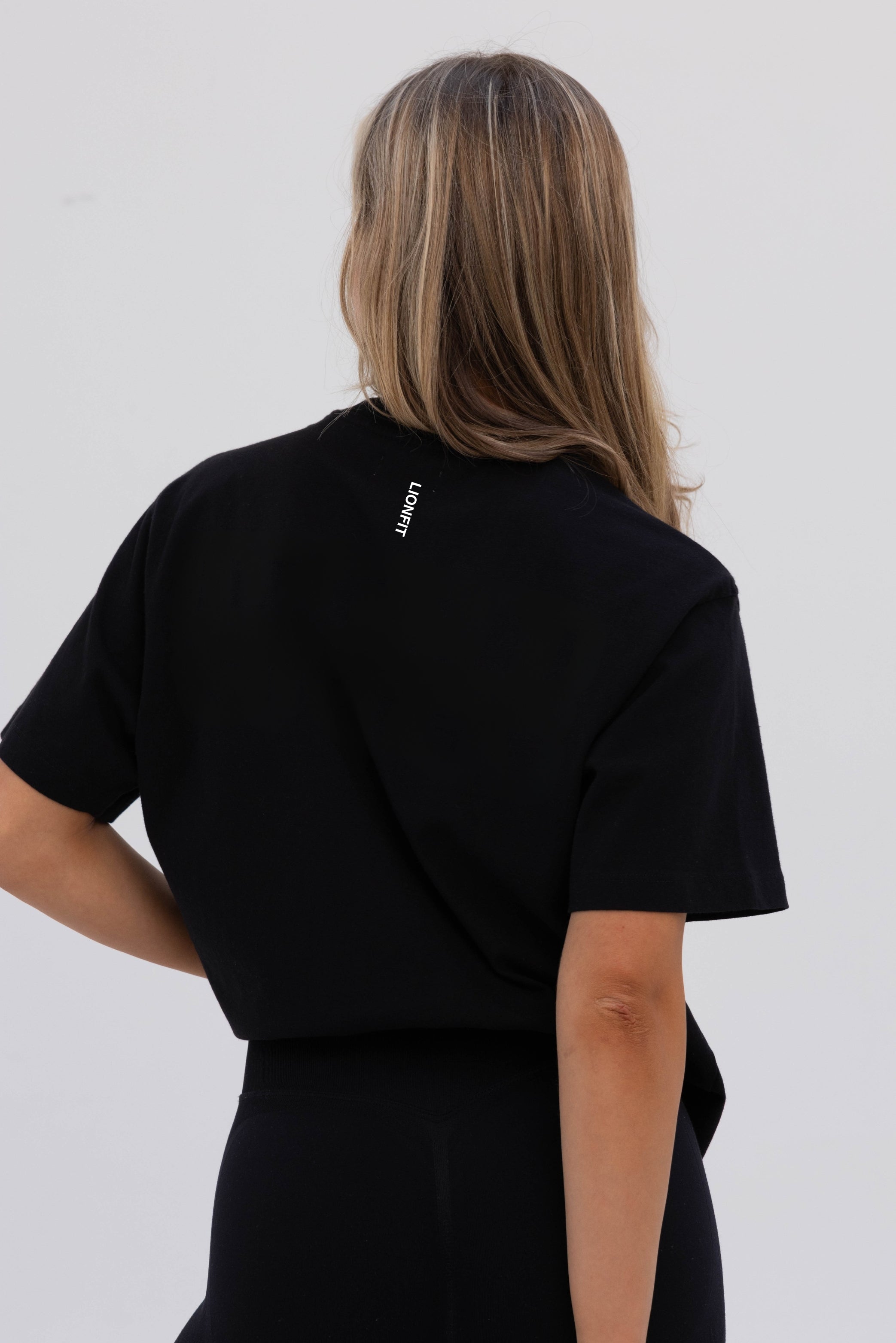 Zwarte oversized T-shirt van Kiara - achterkant met ontspannen fit en lichte stretch