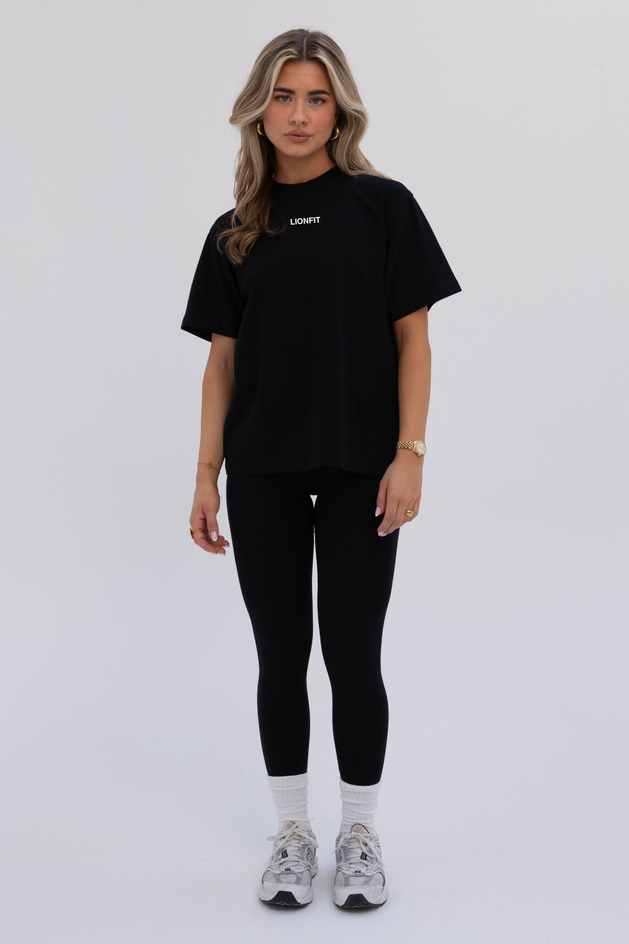 Kiara oversized tee zwart - volledige vooraanzicht, losvallende pasvorm perfect voor gym en casual gebruik