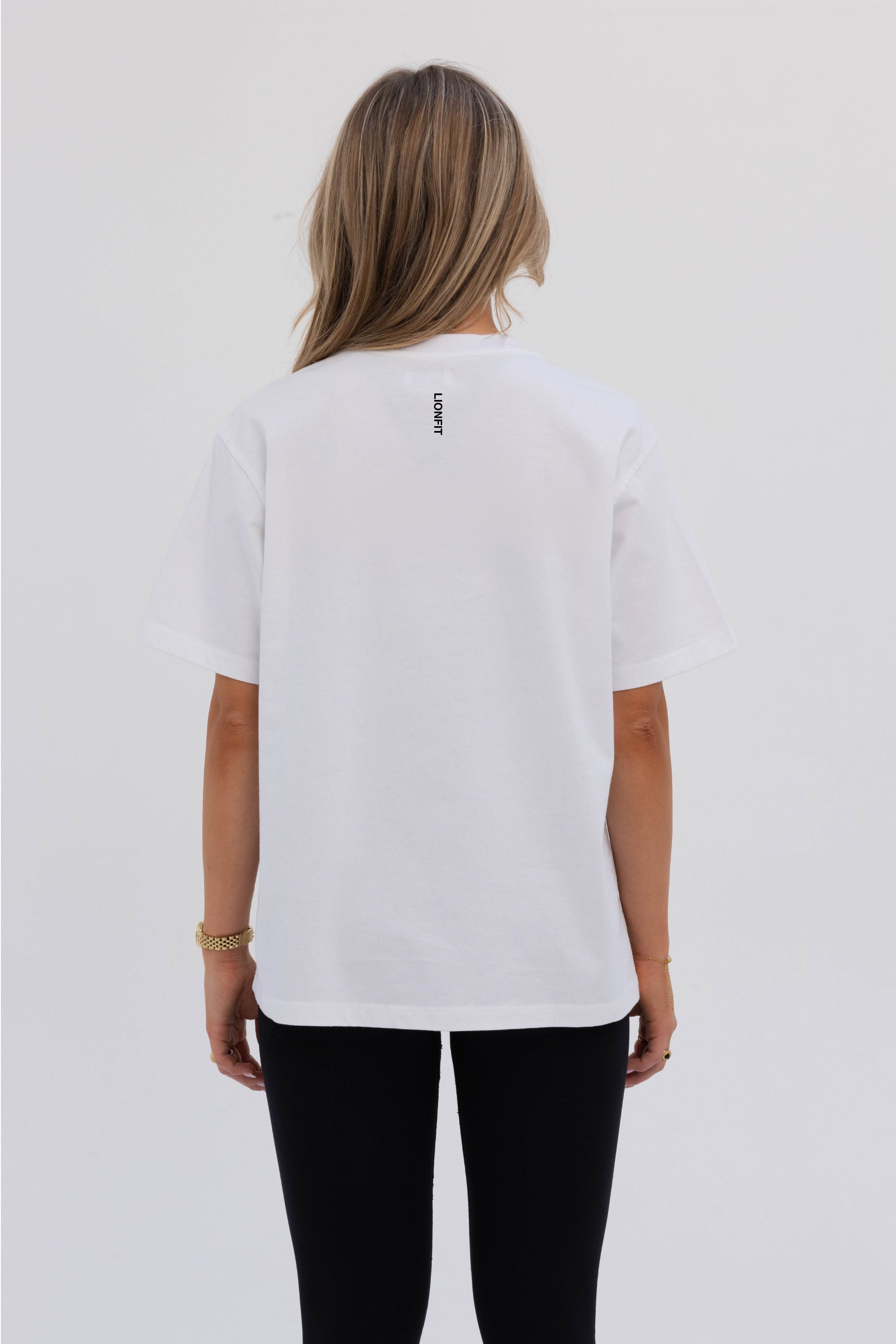 Witte oversized T-shirt van Kiara - achterkant met rechte snit en zachte stretch stof