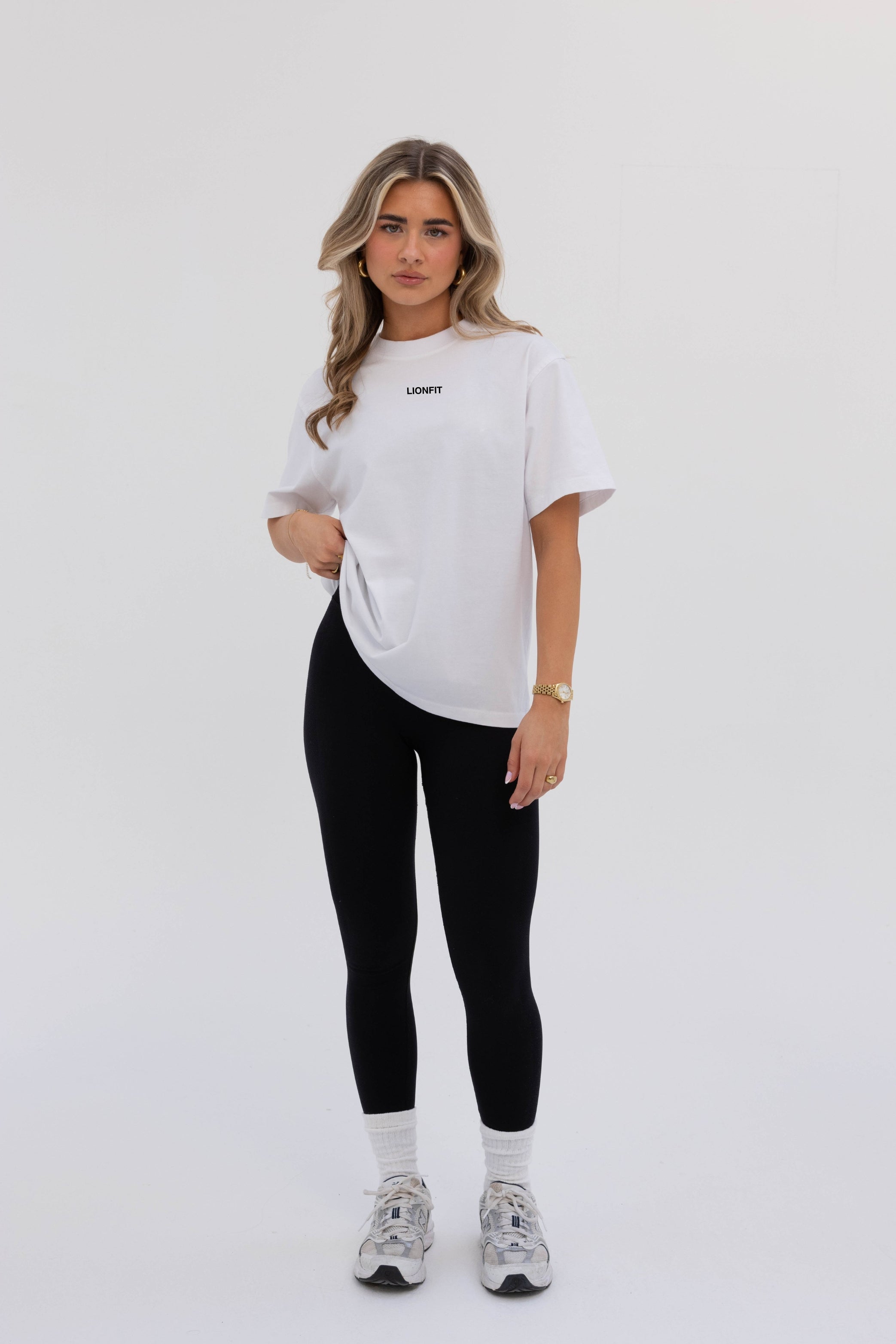 Kiara oversized tee white - volledige vooraanzicht, losvallende fit ideaal voor gym en casual wear
