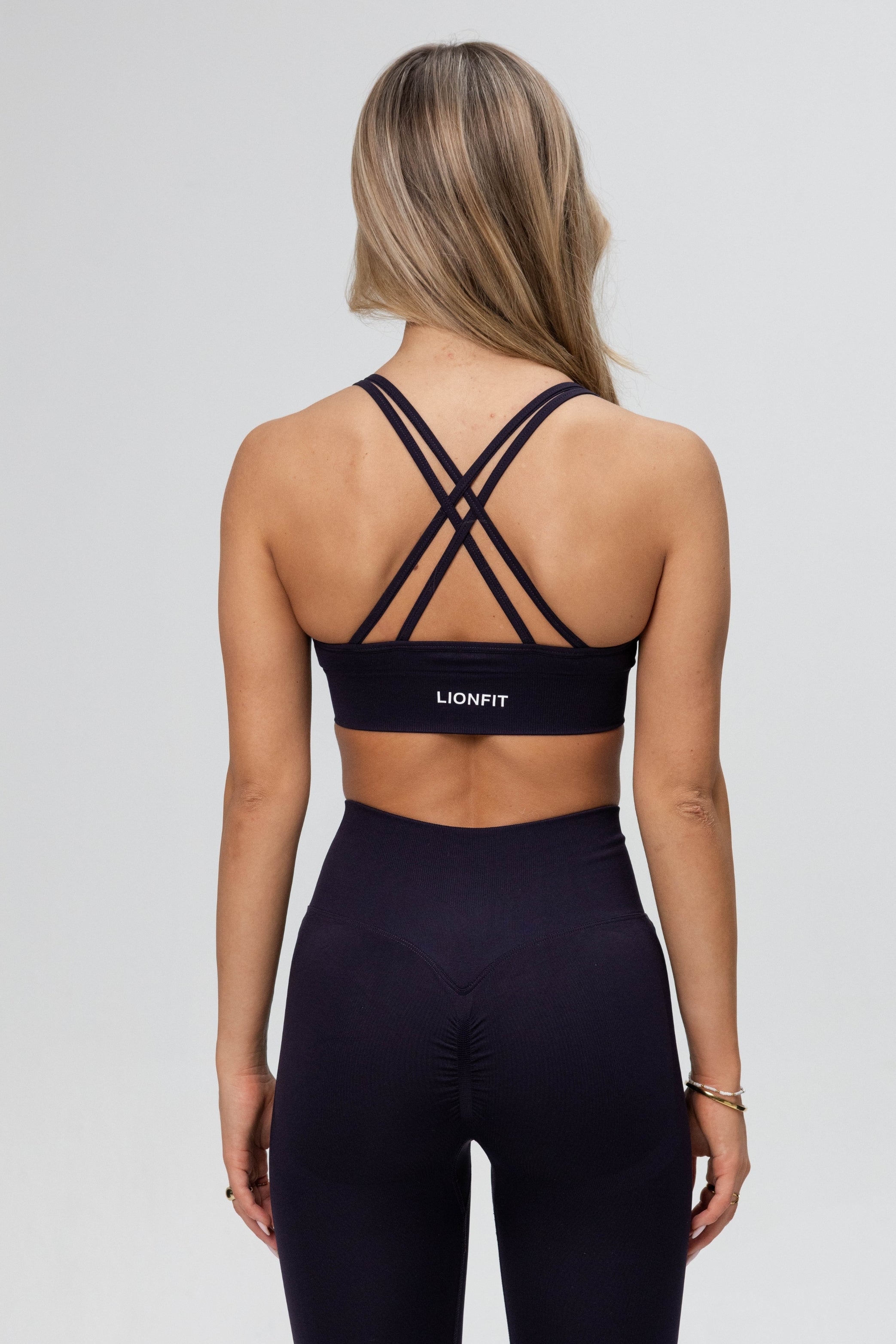 Achteraanzicht van de Safa Seamless Bra in Navy Blue van Lionfit Gymwear, ontworpen voor ultiem comfort tijdens sporten.