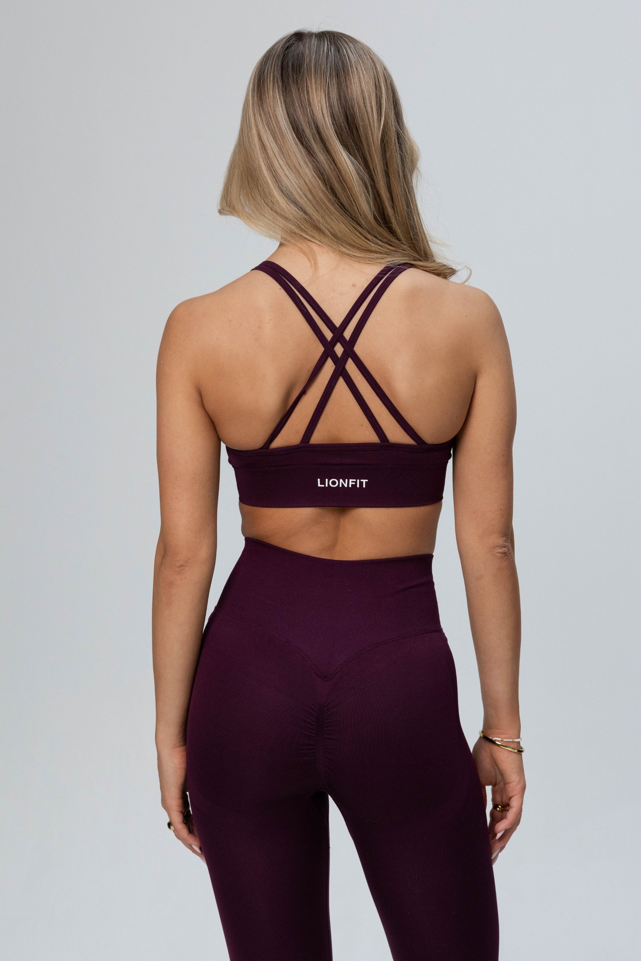 Achteraanzicht van de Safa Seamless Bra in Plum van Lionfit Gymwear, met een naadloos design voor ultiem comfort tijdens sporten.