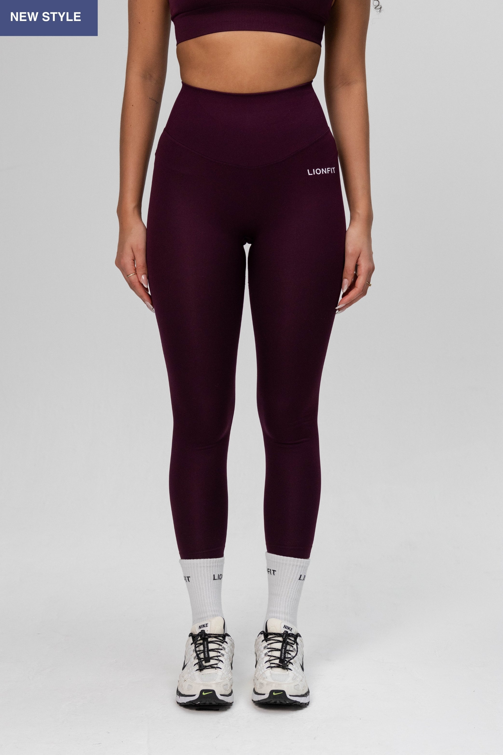 Vooraanzicht van de Safa Seamless Legging in plum van Lionfit Gymwear, een stijlvolle en comfortabele dames sportlegging voor fitness en yoga.