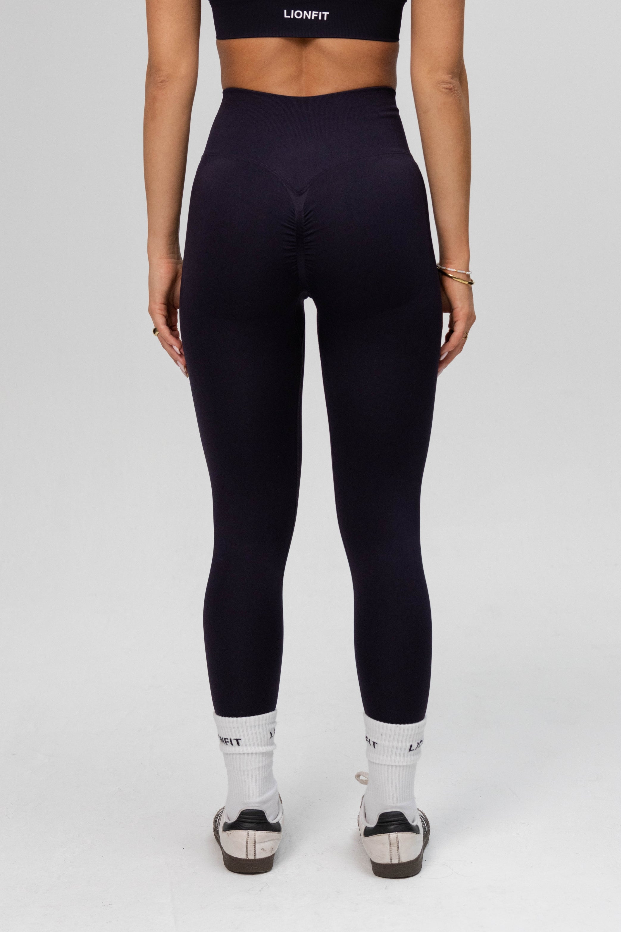 Achteraanzicht van de Safa Seamless Legging Navy Blue van Lionfit Gymwear met een flatterende pasvorm en squatproof design.