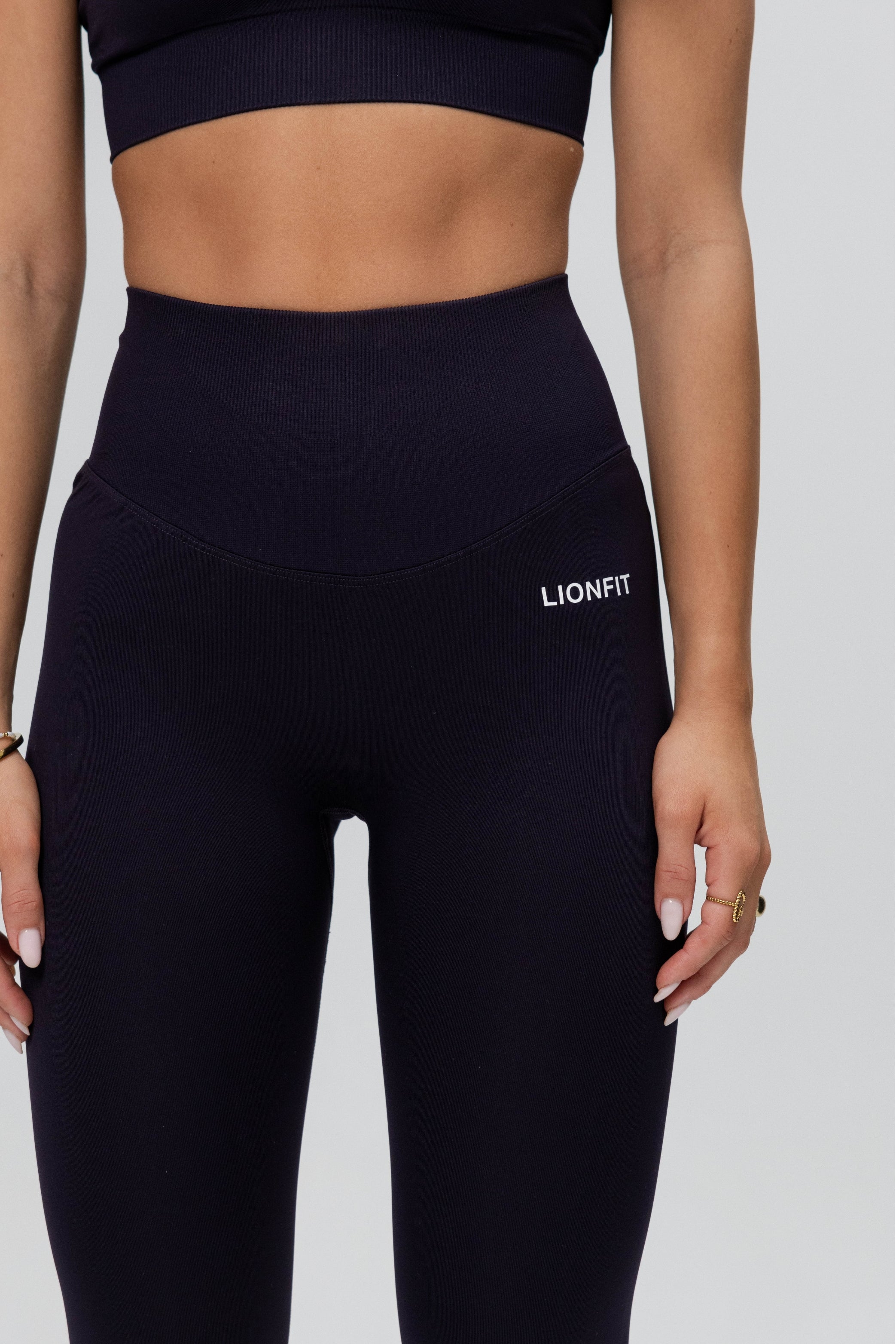 Detailweergave van de tailleband van de Safa Seamless Legging Navy Blue, biedt ondersteuning en blijft perfect zitten.