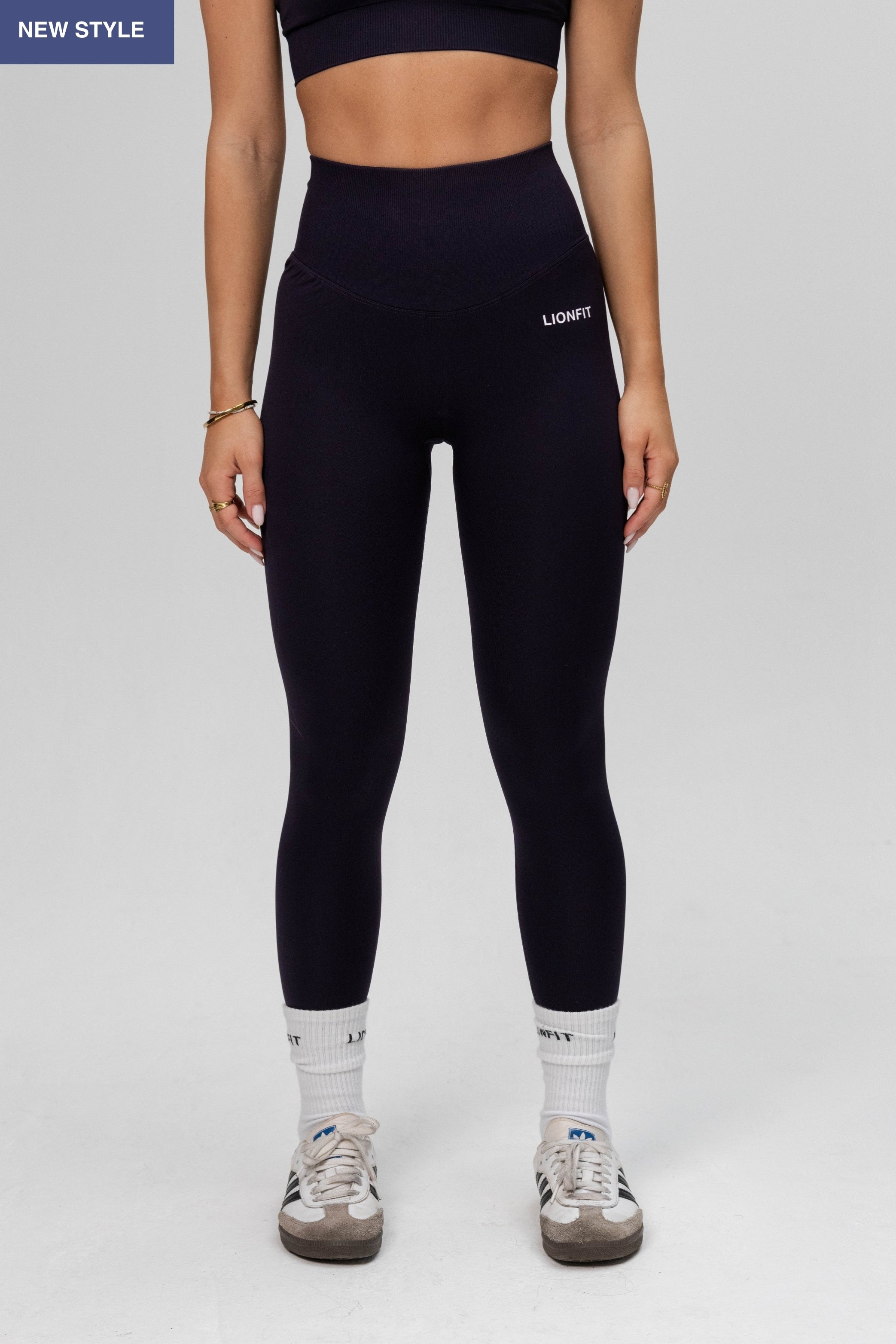 Vooraanzicht van de Safa Seamless Legging Navy Blue van Lionfit Gymwear, een comfortabele en stijlvolle legging voor alle sporten.