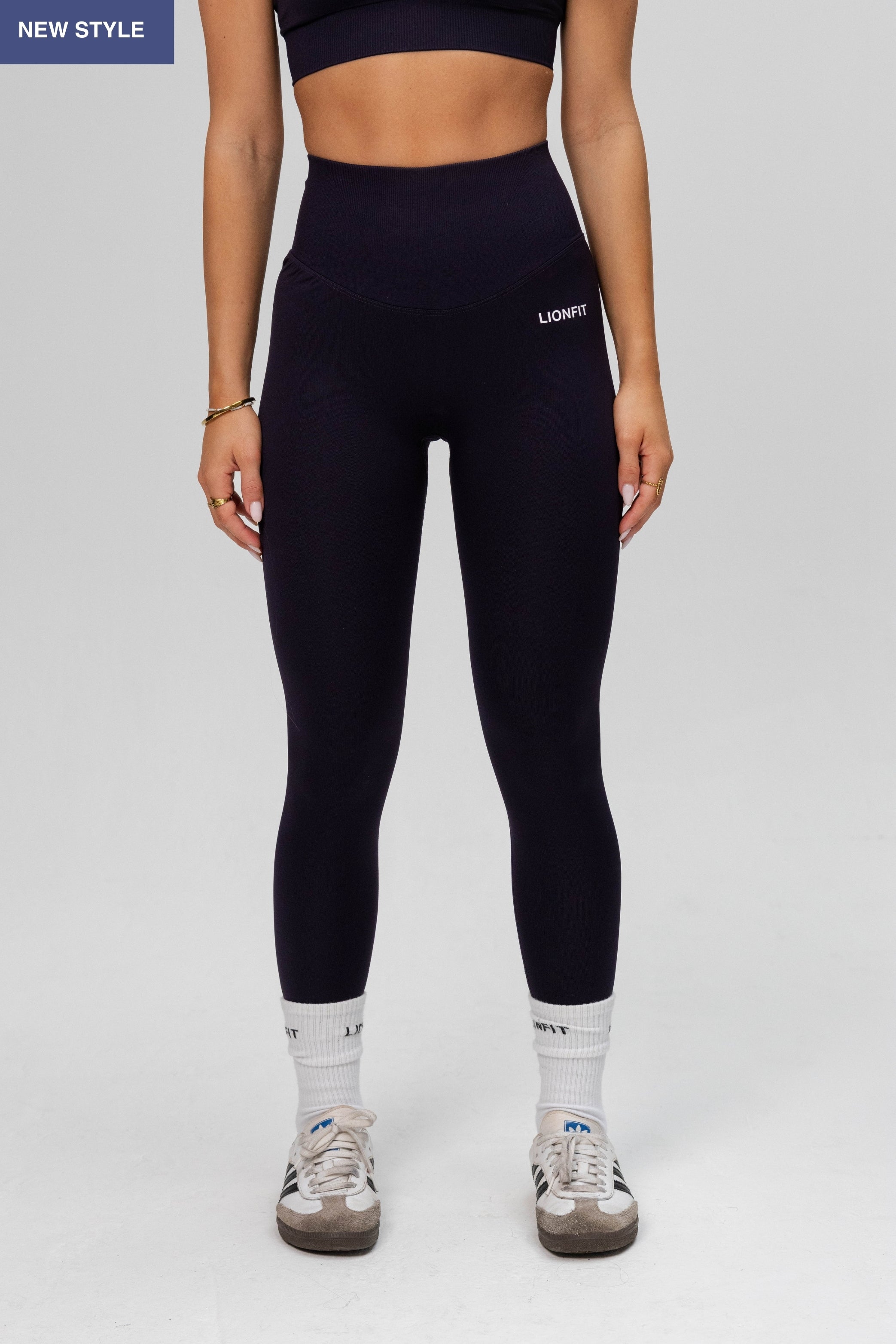 Vooraanzicht van vrouw met Lion Fit Safa Seamless Legging in navy blue kleur, hoge taille en comfortabele pasvorm.