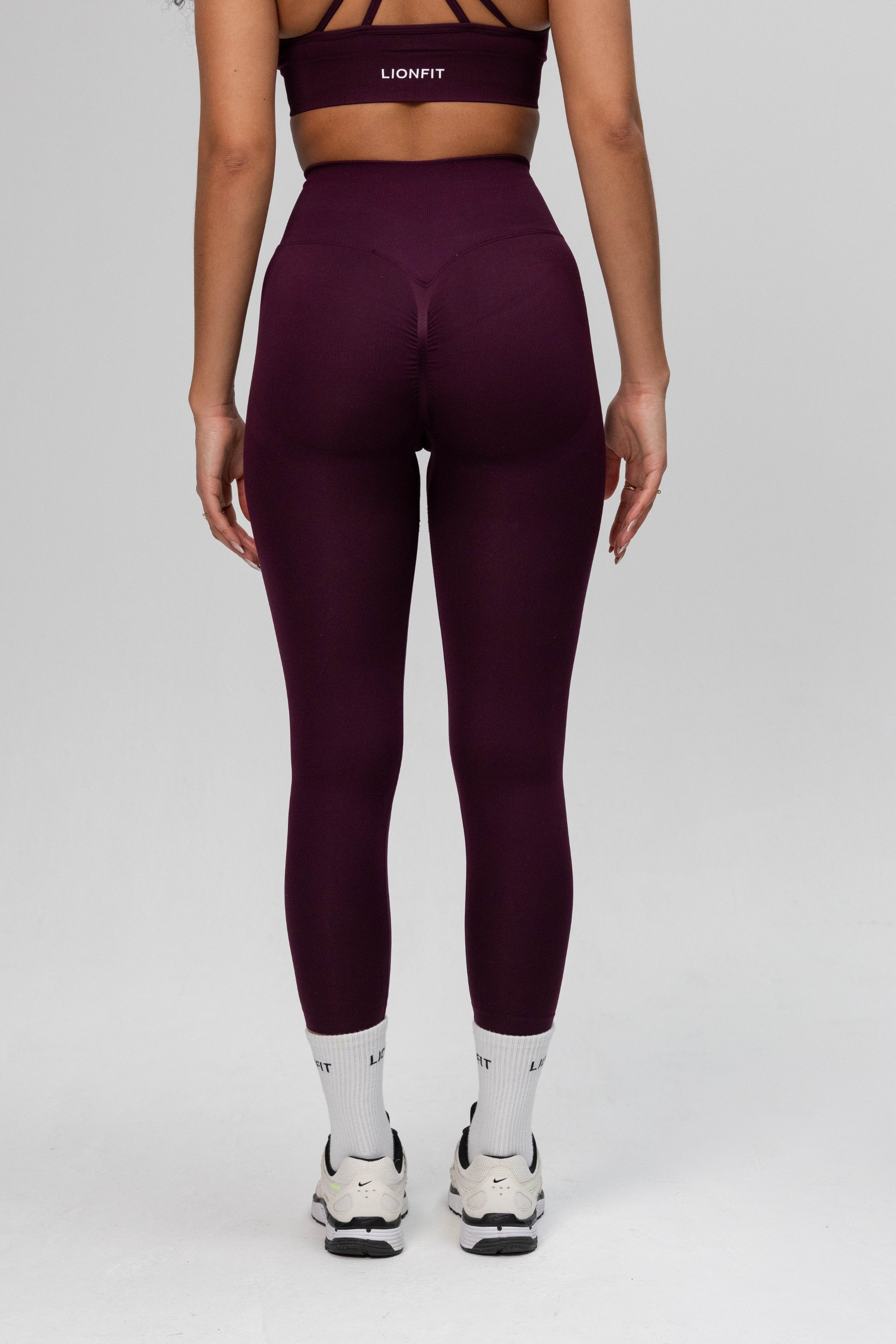 Achteraanzicht van de Safa Seamless Legging in Plum van Lionfit Gymwear, met een flatterend en ondersteunend ontwerp voor elke training.