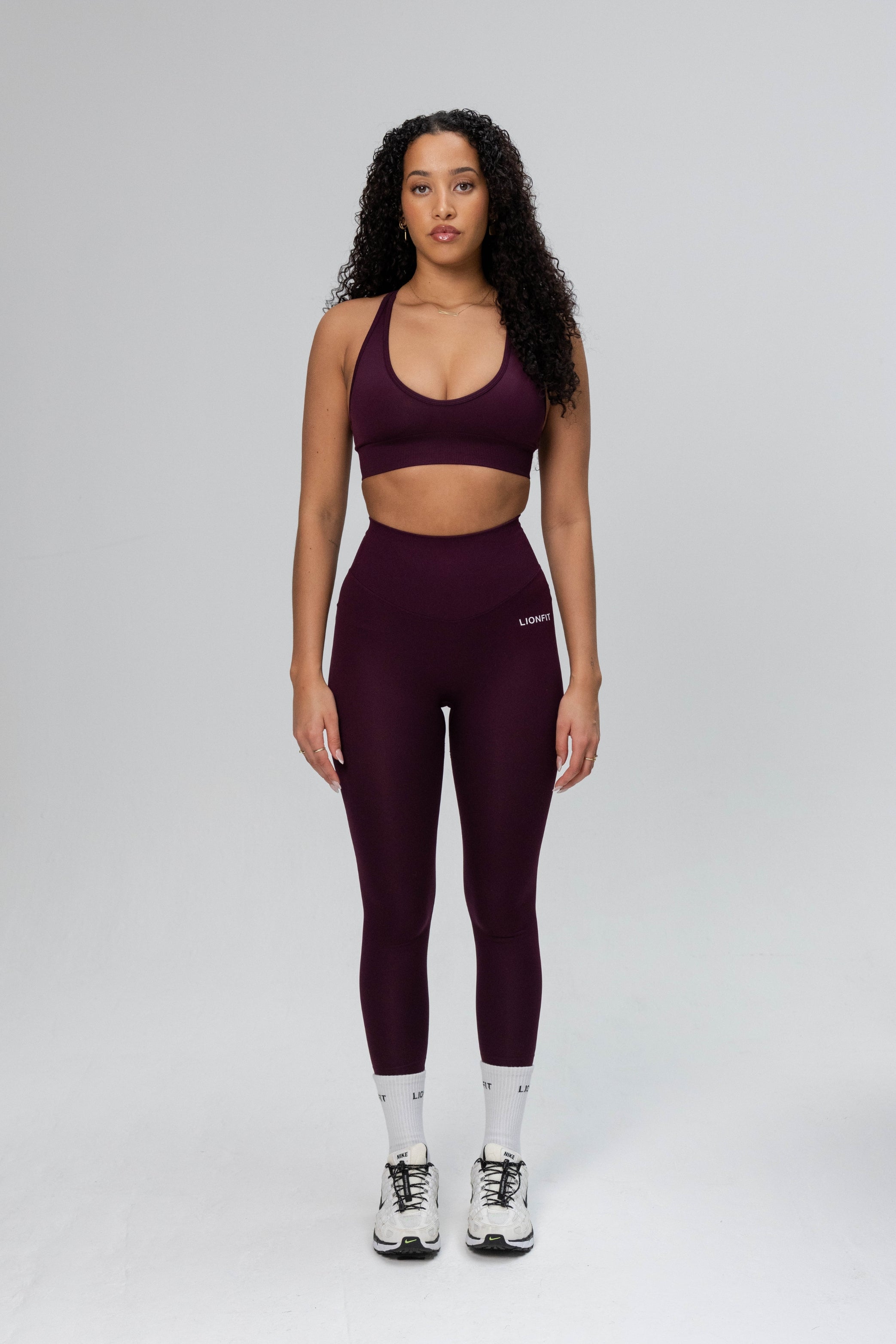 Detailfoto van de tailleband van de Safa Seamless Legging in Plum, met een ondersteunende pasvorm van Lionfit Gymwear.