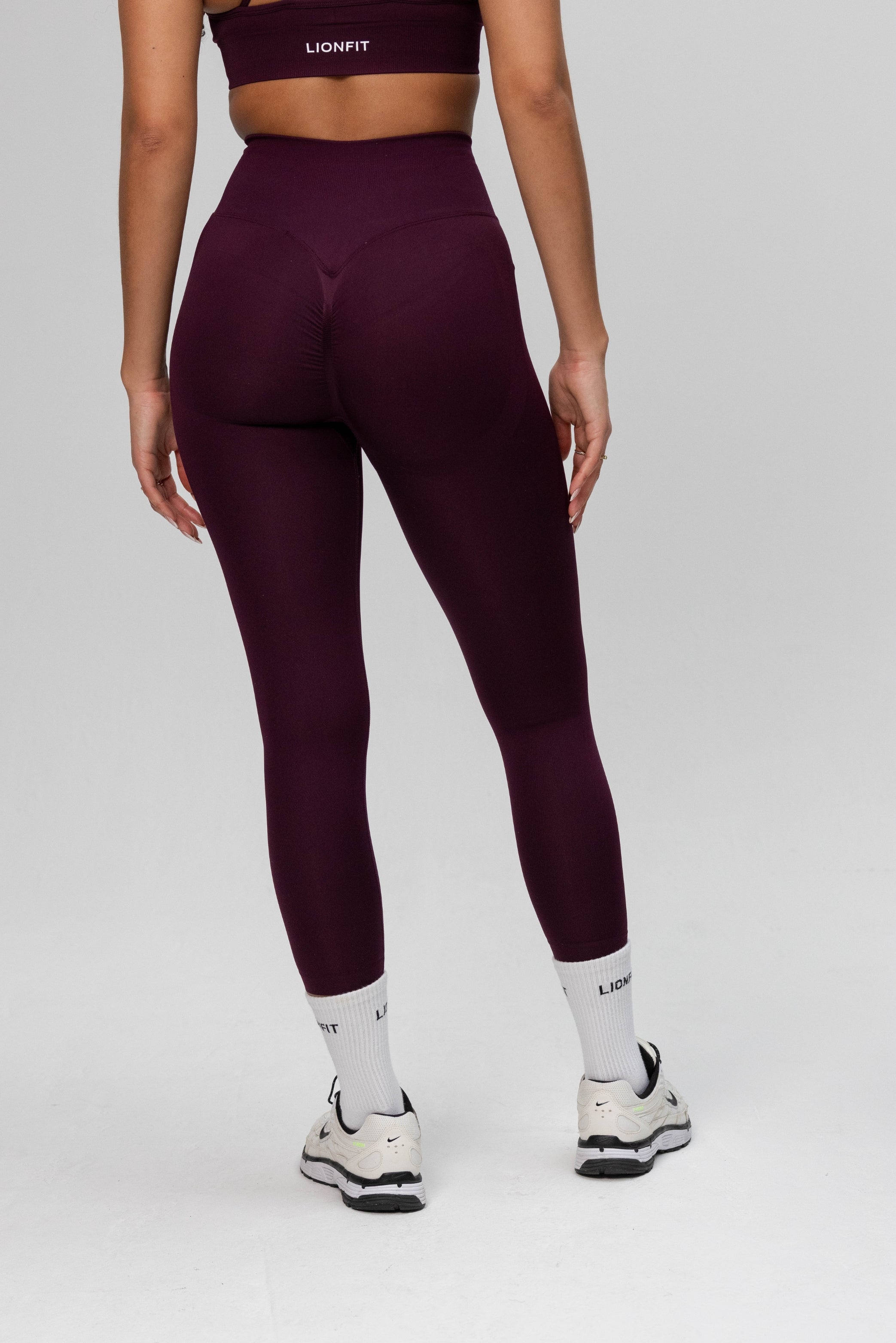 Lifestylefoto van de Safa Seamless Legging in Plum van Lionfit Gymwear, perfect voor zowel dagelijkse activiteiten als intensieve trainingen.