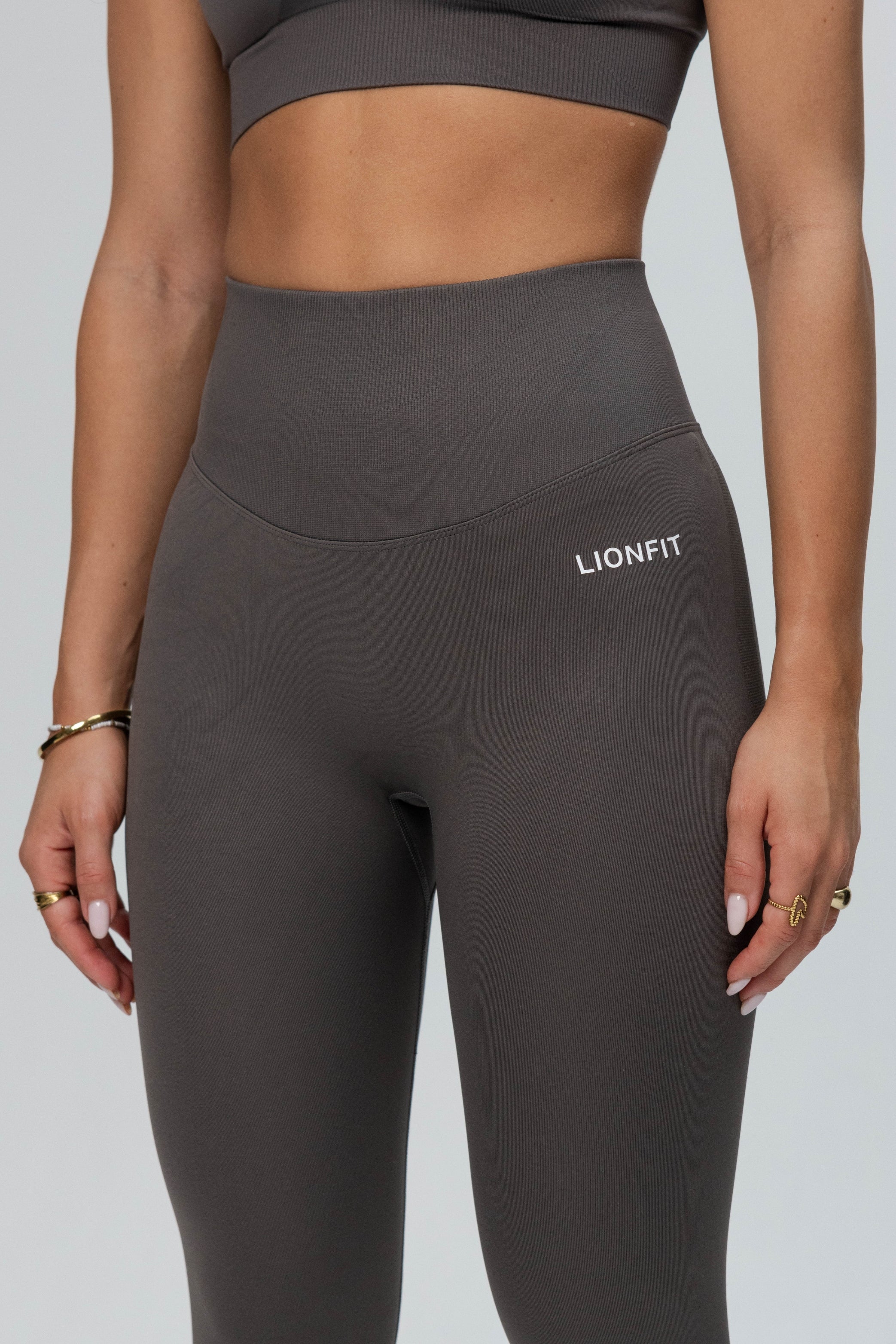 Close-up van de Safa Seamless Legging in Stone Grey, met een naadloze afwerking en hoogwaardige details van Lionfit Gymwear.