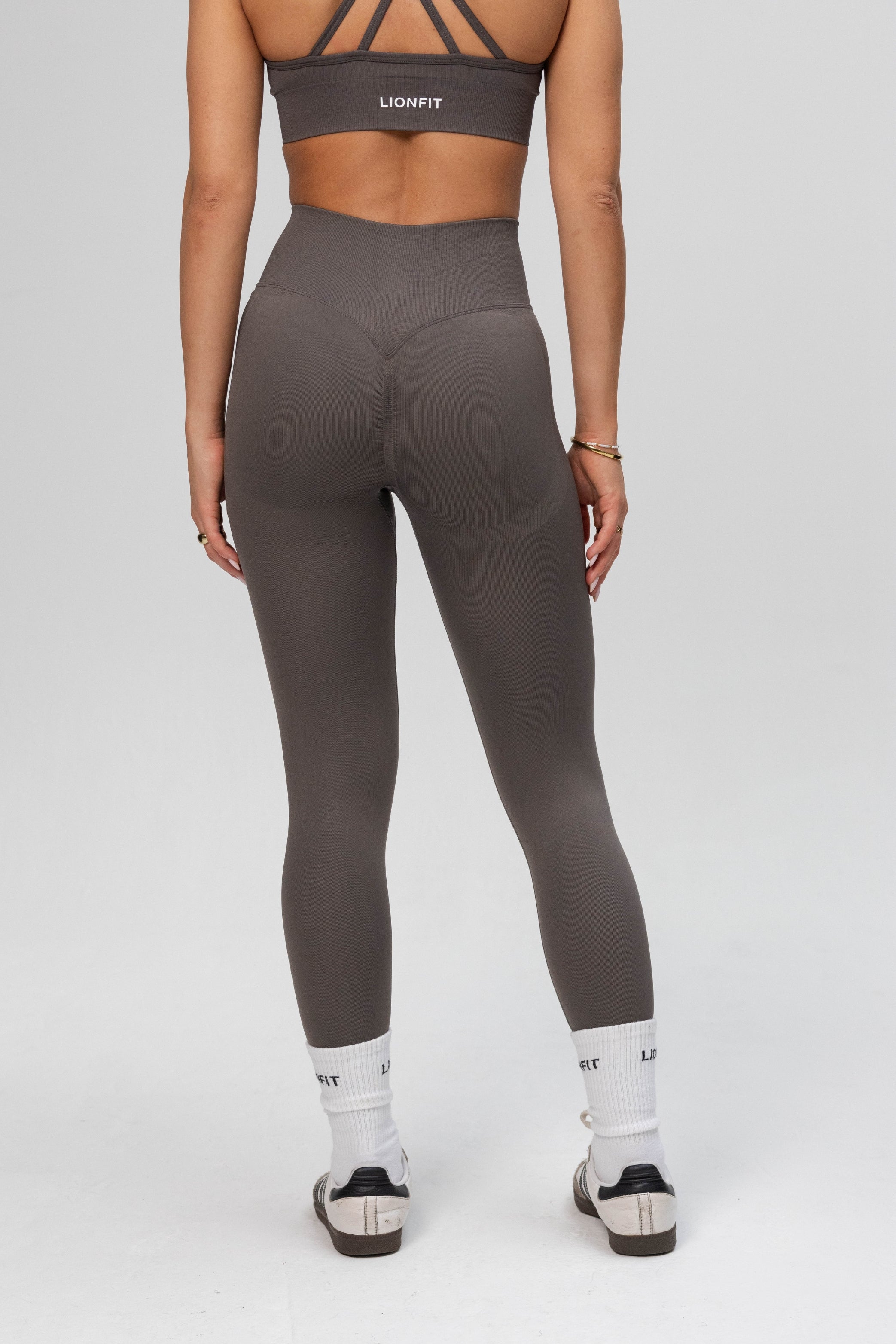 Detailfoto van de tailleband van de Safa Seamless Legging in Stone Grey, ontworpen door Lionfit Gymwear voor een ondersteunende pasvorm.