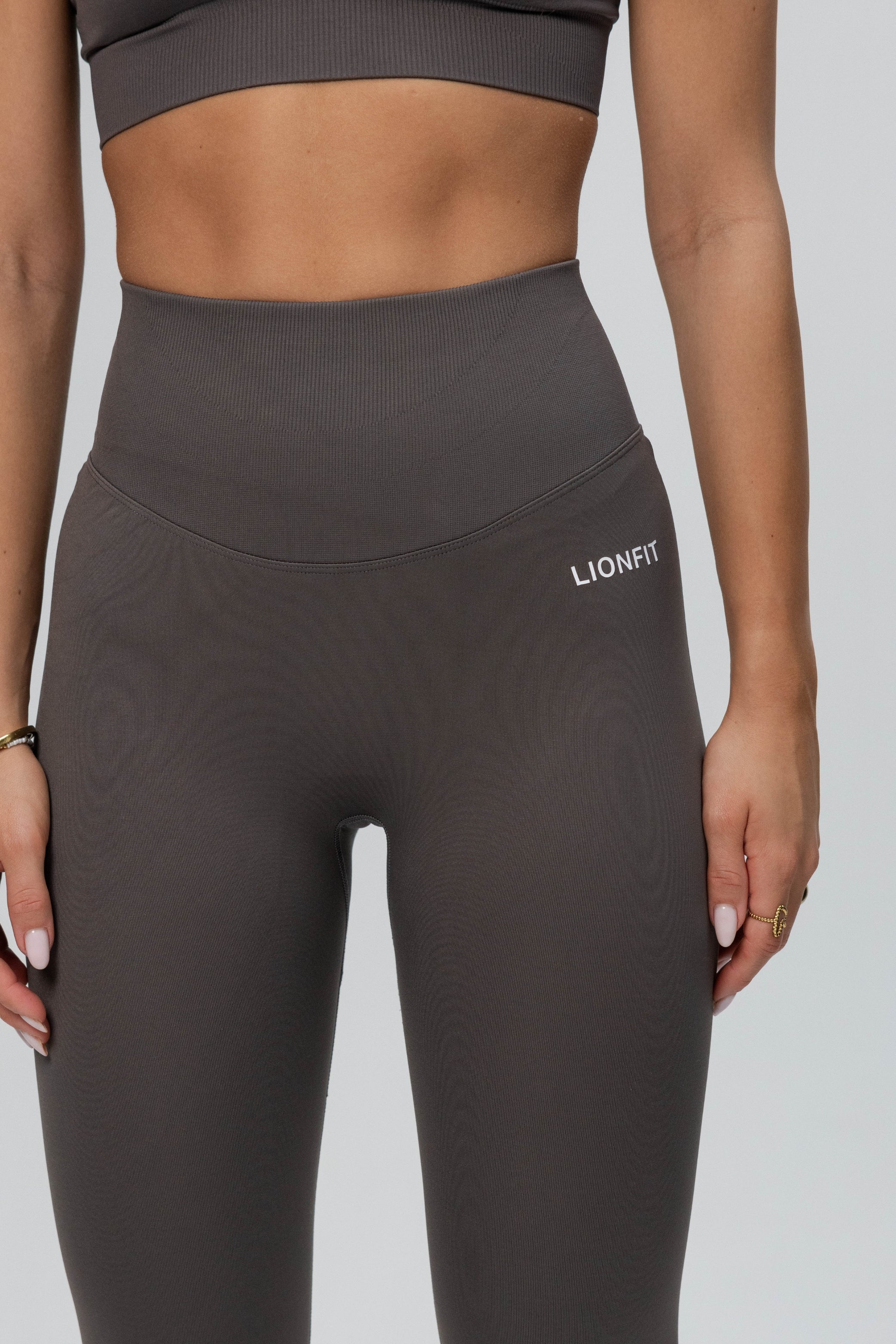 Volledig aanzicht van de Safa Seamless Legging in Stone Grey, een naadloze en functionele sportlegging van Lionfit Gymwear.