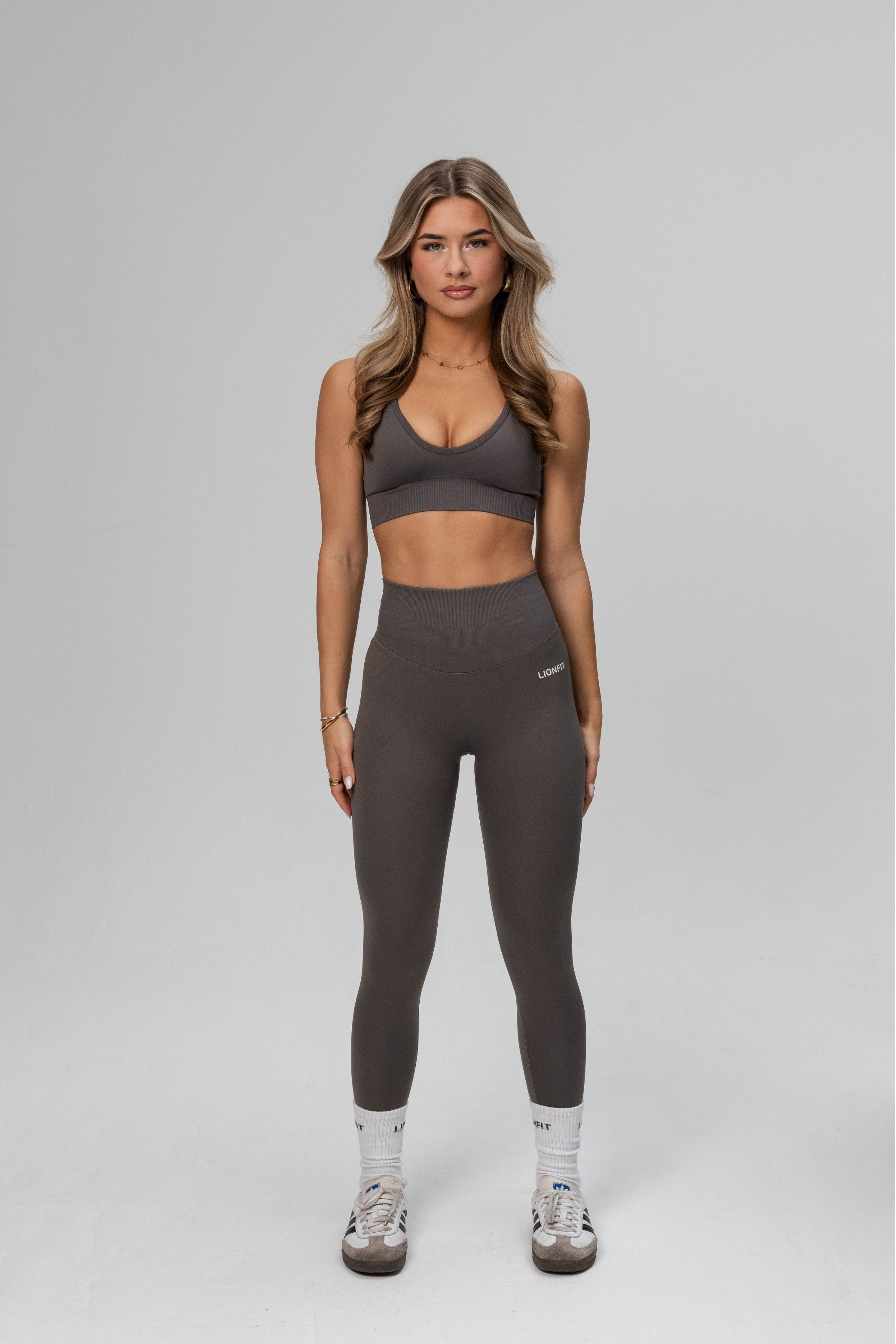 De Safa Seamless Legging in Stone Grey van Lionfit Gymwear, squatproof en ontworpen voor intensieve trainingen.