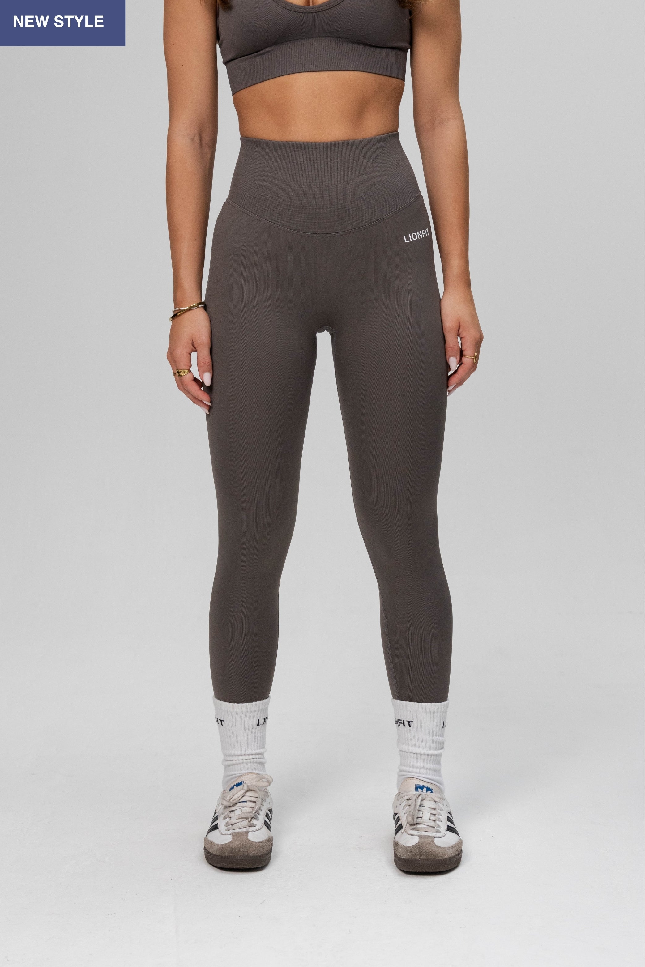 Vooraanzicht van de Safa Seamless Legging in Stone Grey van Lionfit Gymwear, een stijlvolle en comfortabele dames sportlegging voor fitness en yoga.