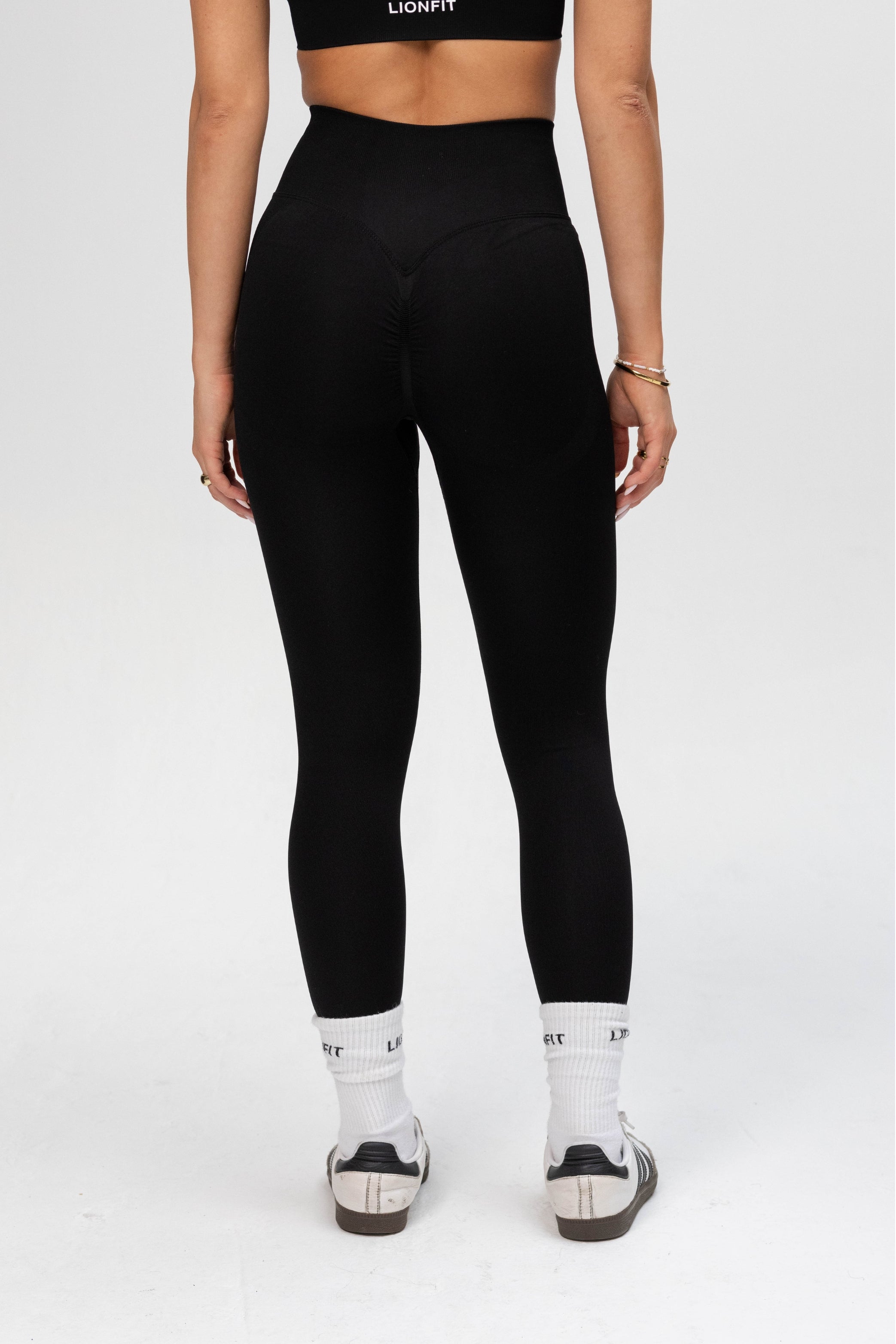 Achteraanzicht van de Safa Seamless Leggings Black van Lionfit Gymwear met een naadloos design en comfortabele pasvorm.