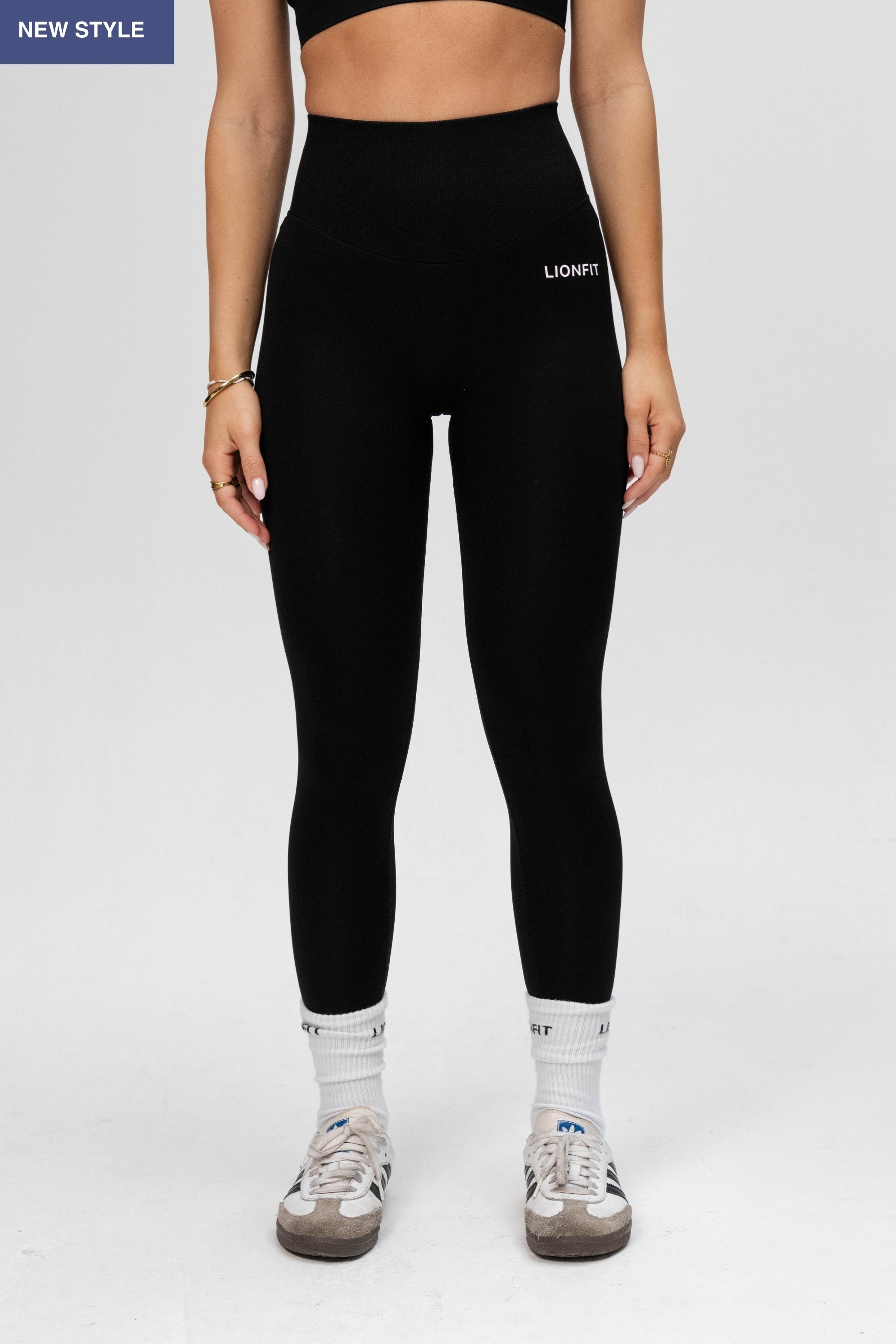 Vooraanzicht van de Safa Seamless Leggings Black van Lionfit Gymwear, perfect voor sporten en casual outfits.