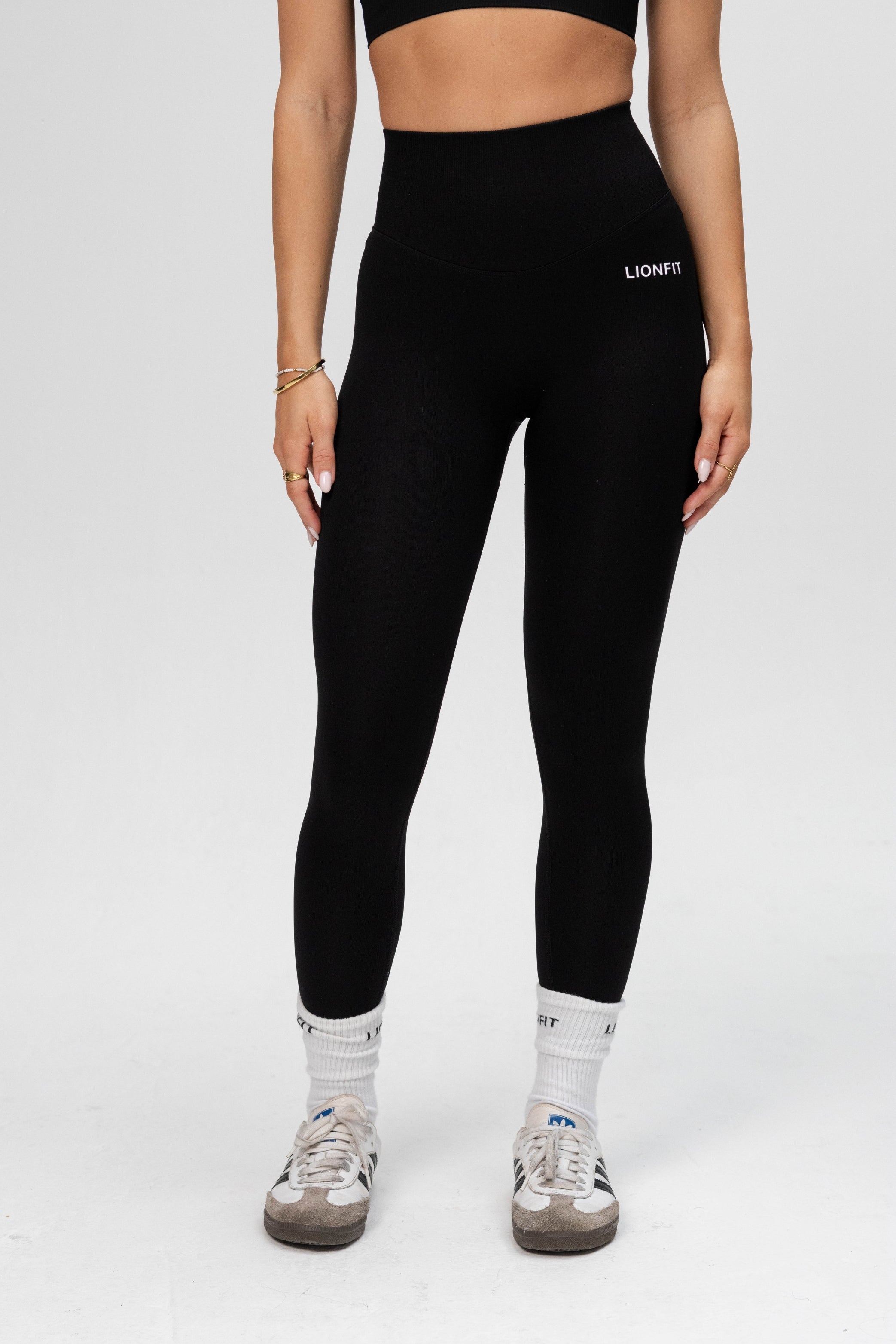 Vooraanzicht van de Safa Seamless Leggings Black van Lionfit Gymwear, perfect voor sporten en casual outfits 2