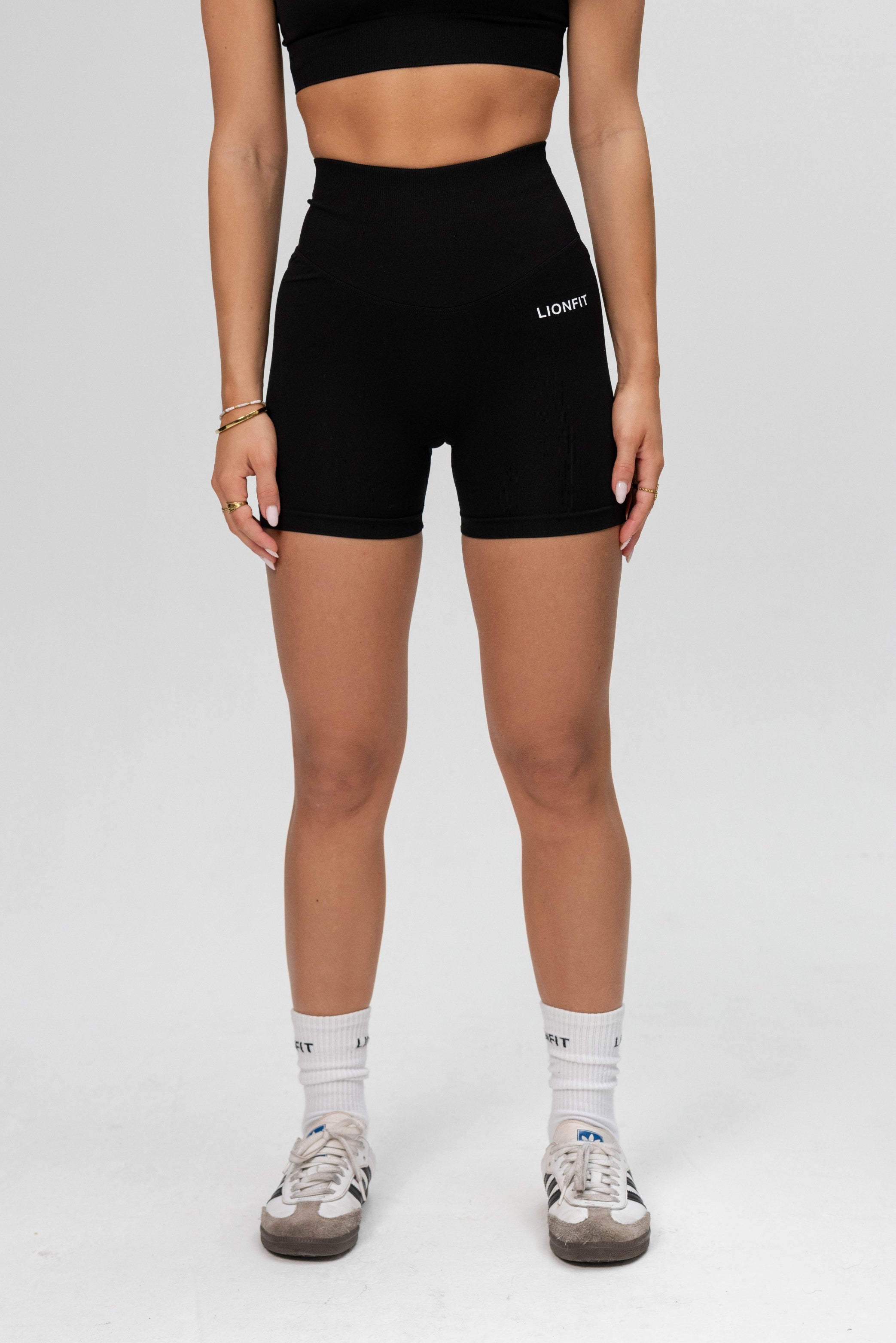 Vooraanzicht van de Safa Seamless Shorts Black van Lionfit Gymwear, ideaal voor intensieve workouts en warme dagen.