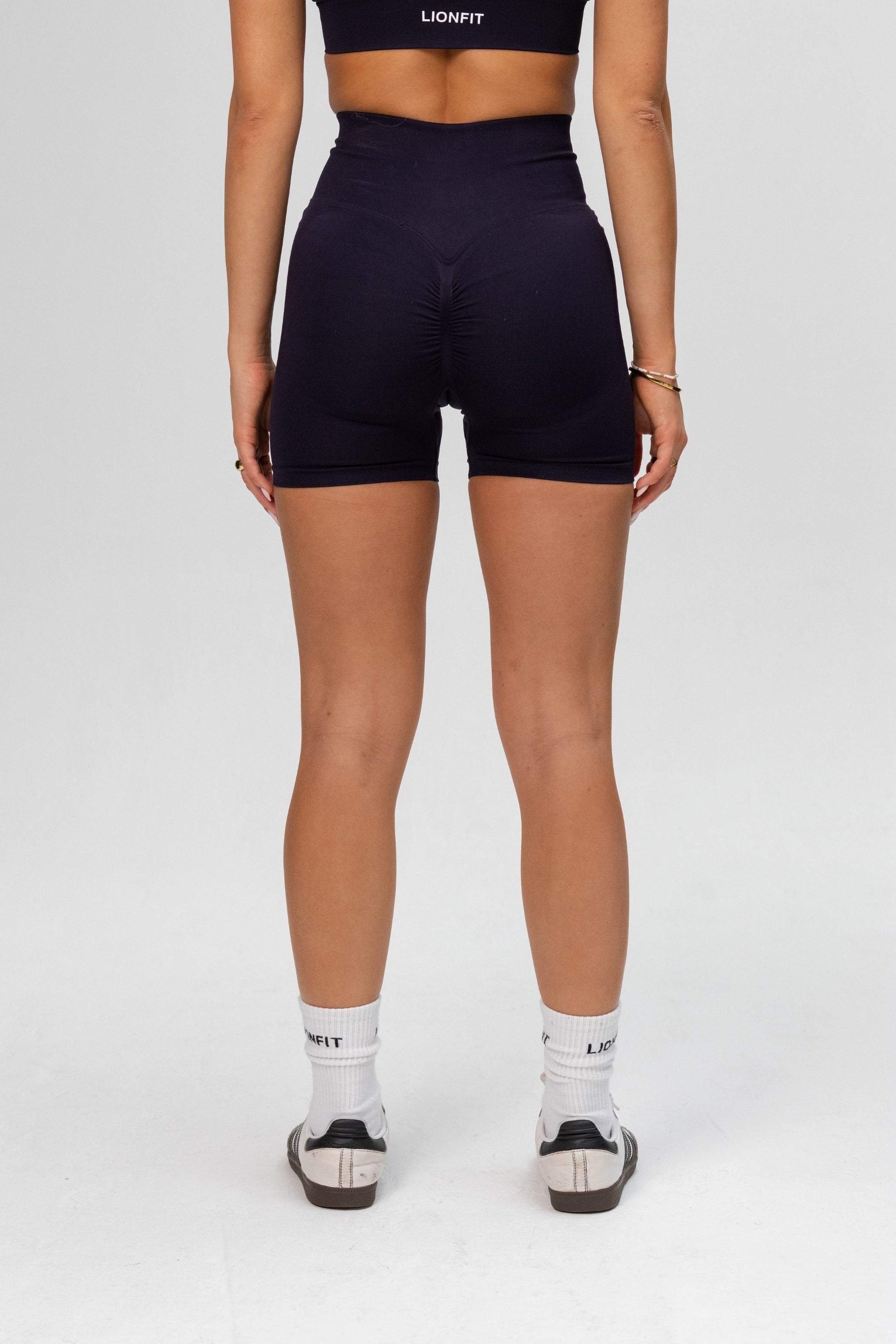 Achteraanzicht van Lionfit Safa Seamless Shorts navy blue met scrunch detail en hoge elastische taille.