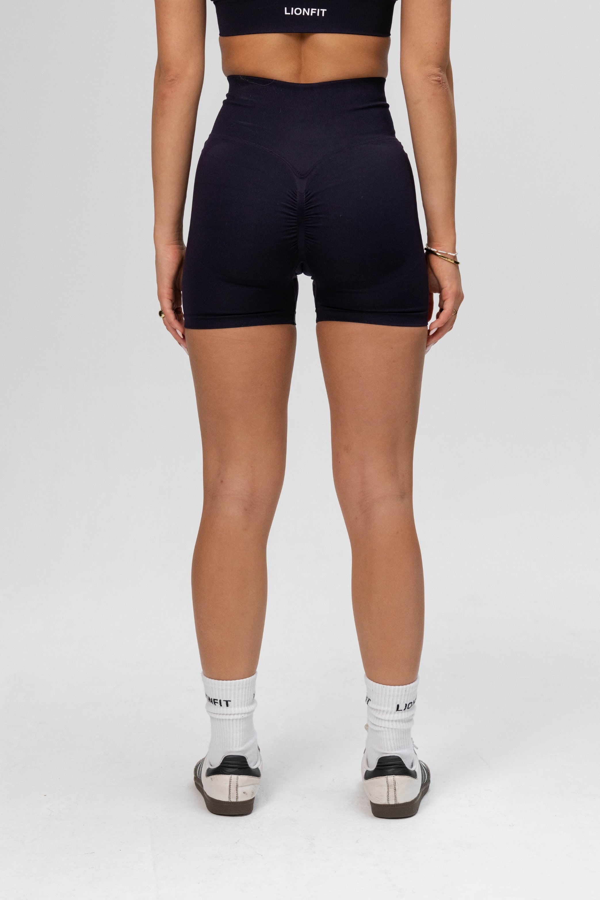 Achteraanzicht van de Safa Seamless Shorts in Navy Blue van Lionfit Gymwear, met een flatterend design en naadloze afwerking voor optimaal comfort.