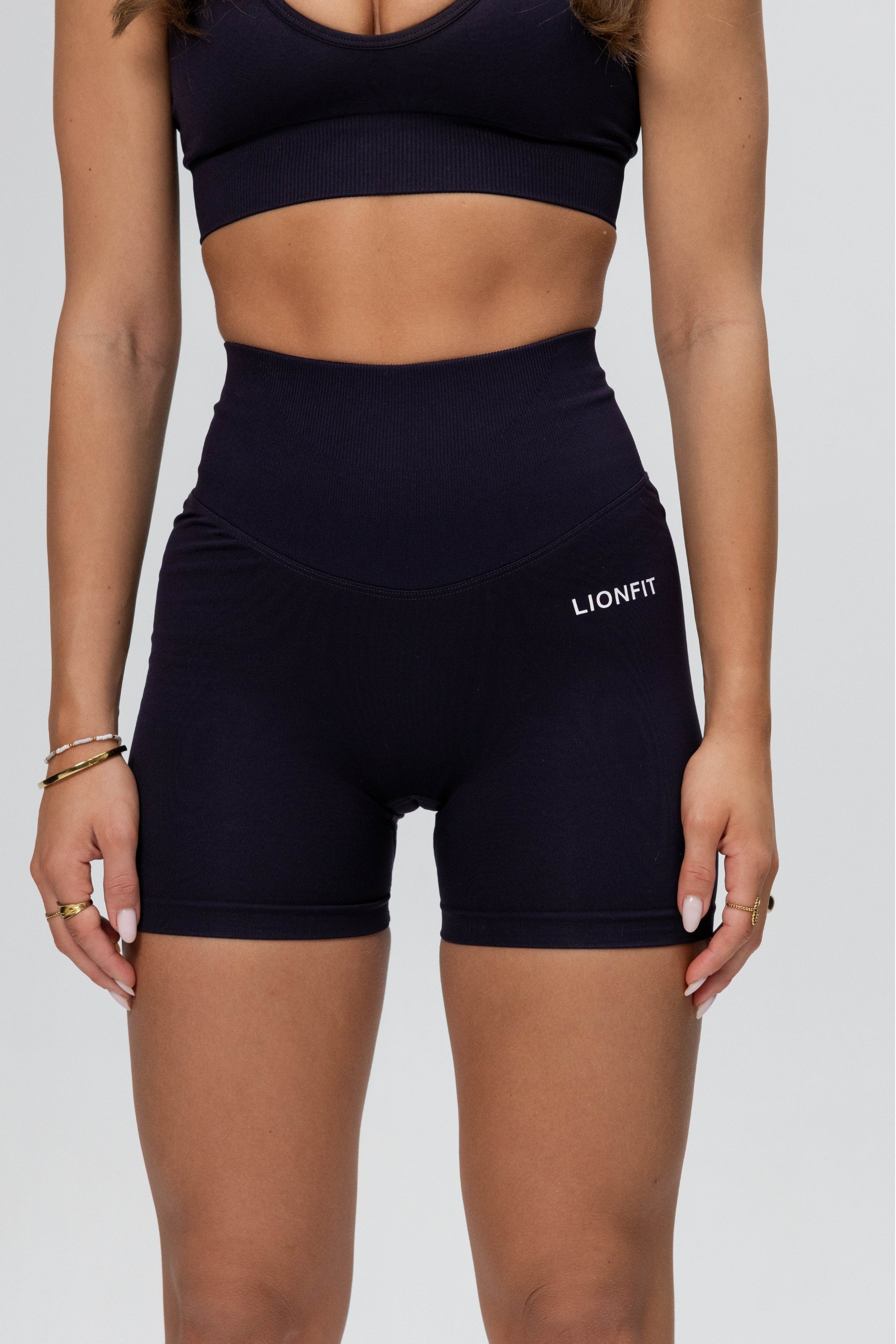 De Safa Seamless Shorts in Navy Blue van Lionfit Gymwear, squatproof en perfect voor intensieve workouts.