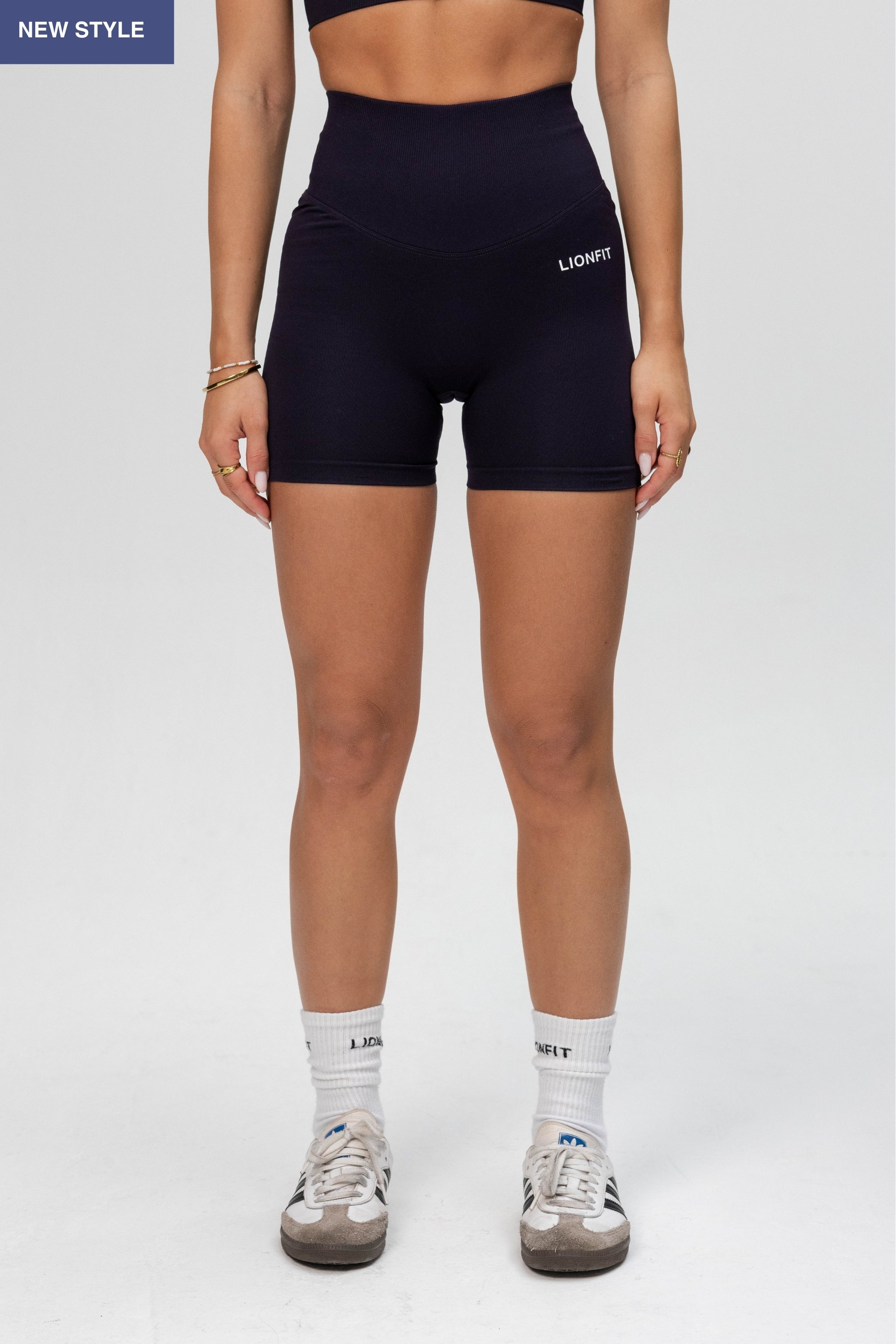 Vooraanzicht van de Safa Seamless Shorts in Navy Blue van Lionfit Gymwear, een stijlvolle en comfortabele dames sportshort voor fitness en yoga.