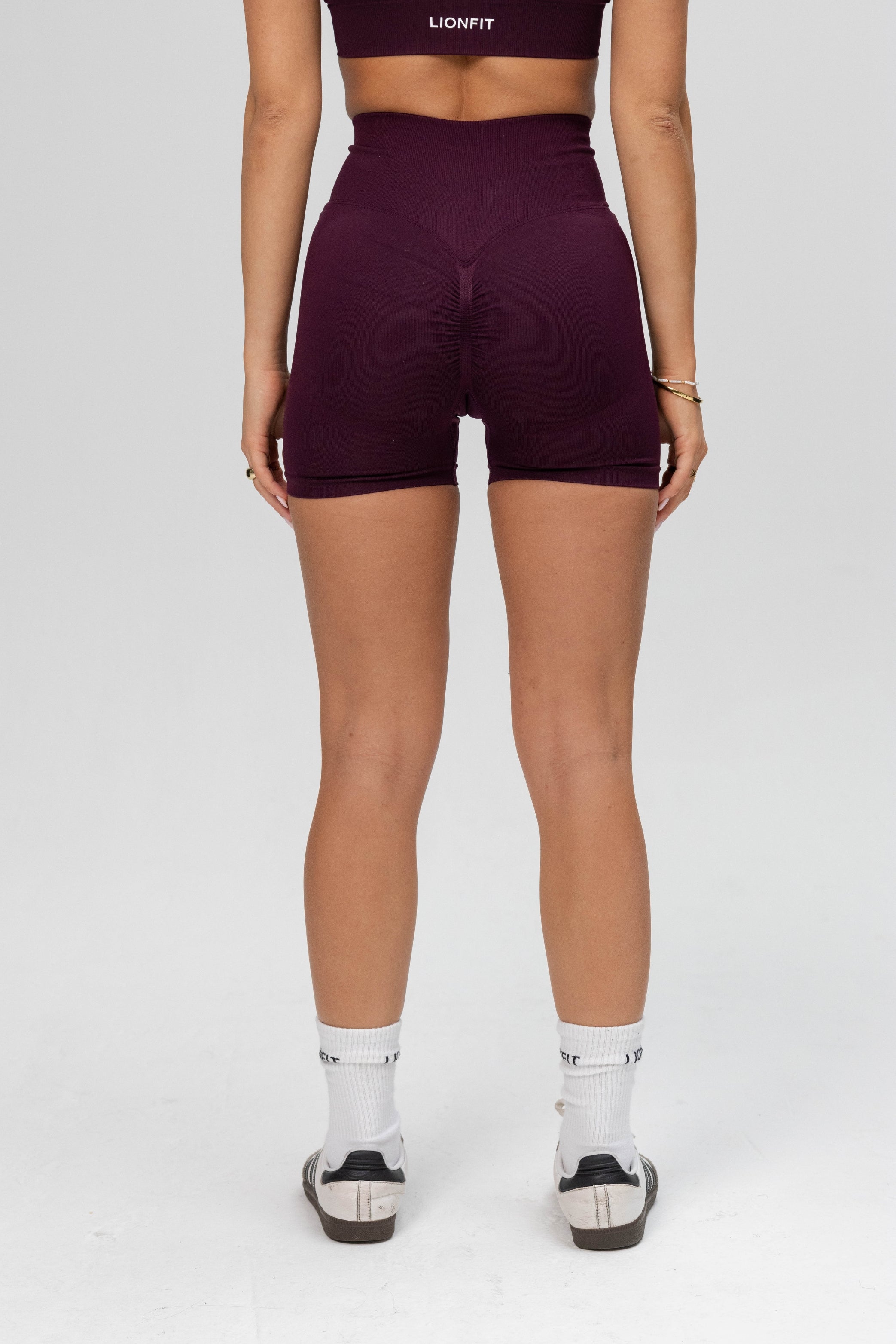 Achteraanzicht van de Safa Seamless Shorts in Plum van Lionfit Gymwear, met een flatterend en ondersteunend ontwerp voor optimale bewegingsvrijheid.