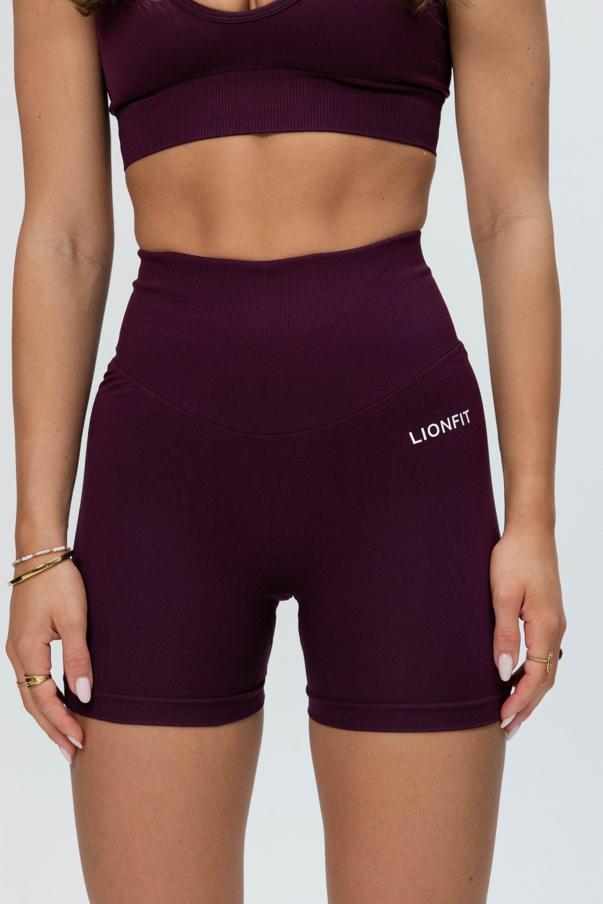 Detailfoto van de tailleband van de Safa Seamless Shorts in Plum, met een ondersteunend en comfortabel ontwerp van Lionfit Gymwear.