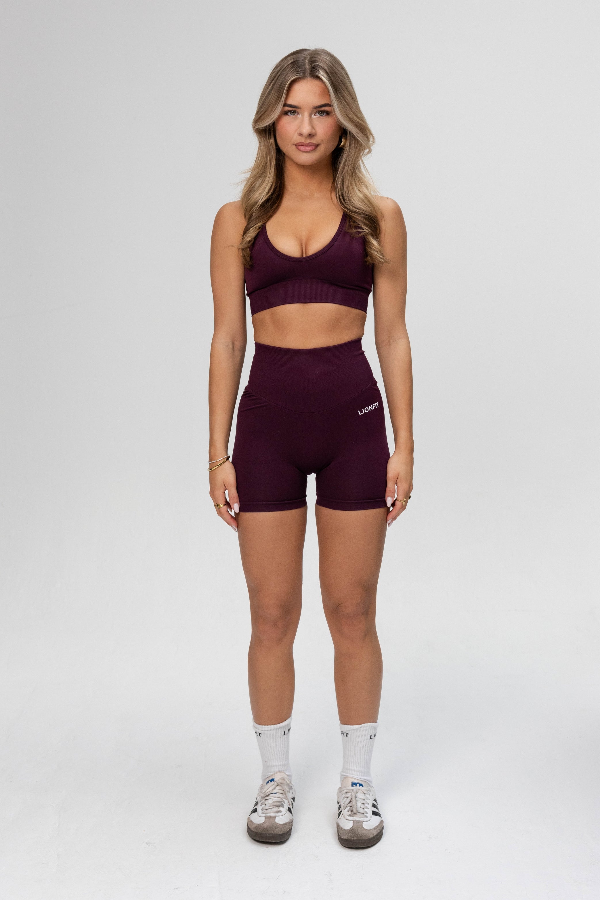 De Safa Seamless Shorts in Plum van Lionfit Gymwear, squatproof en perfect voor intensieve workouts en yoga.