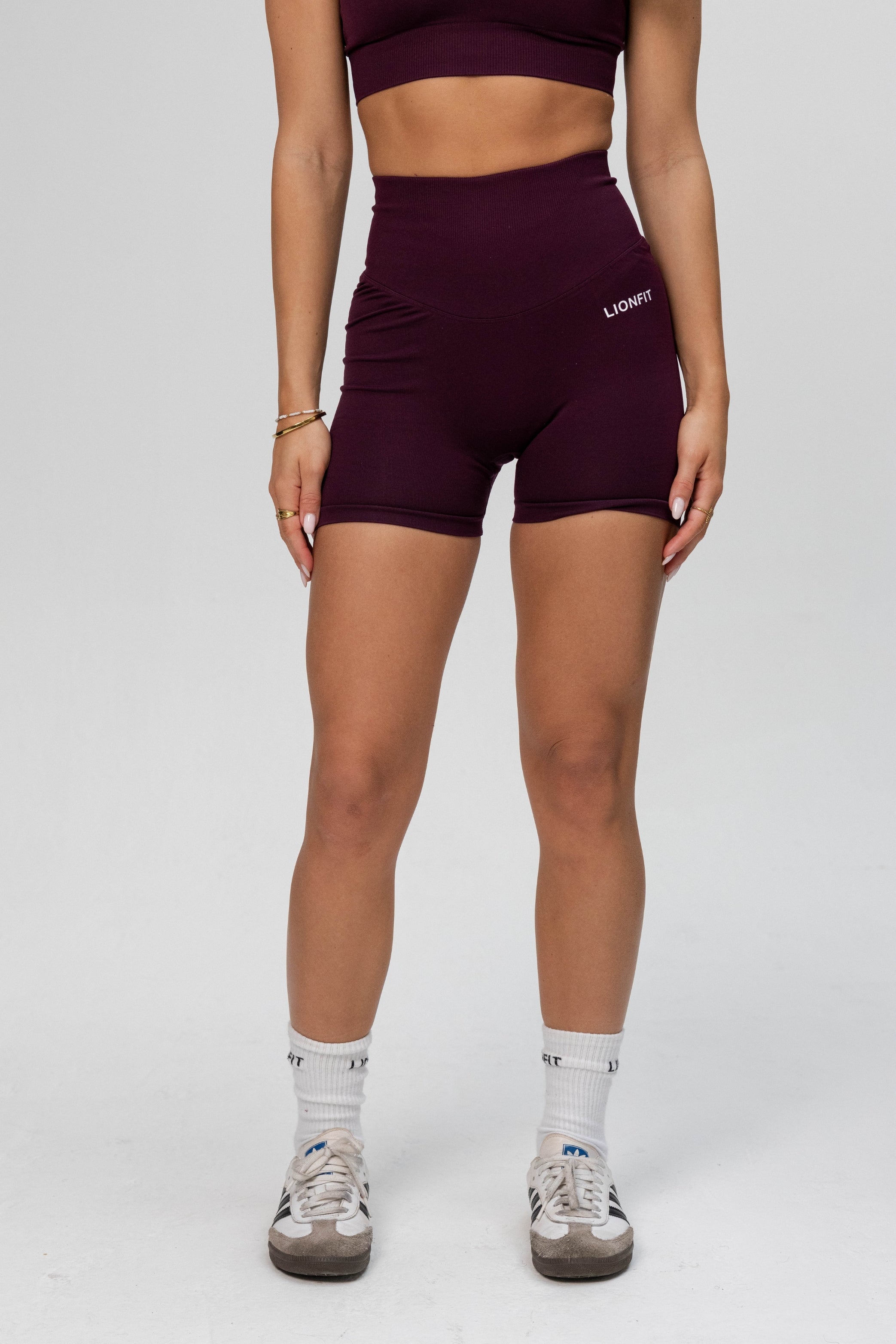 Zijaanzicht van de Safa Seamless Shorts in Plum, een naadloze en ademende sportshort van Lionfit Gymwear, ideaal voor actieve vrouwen.