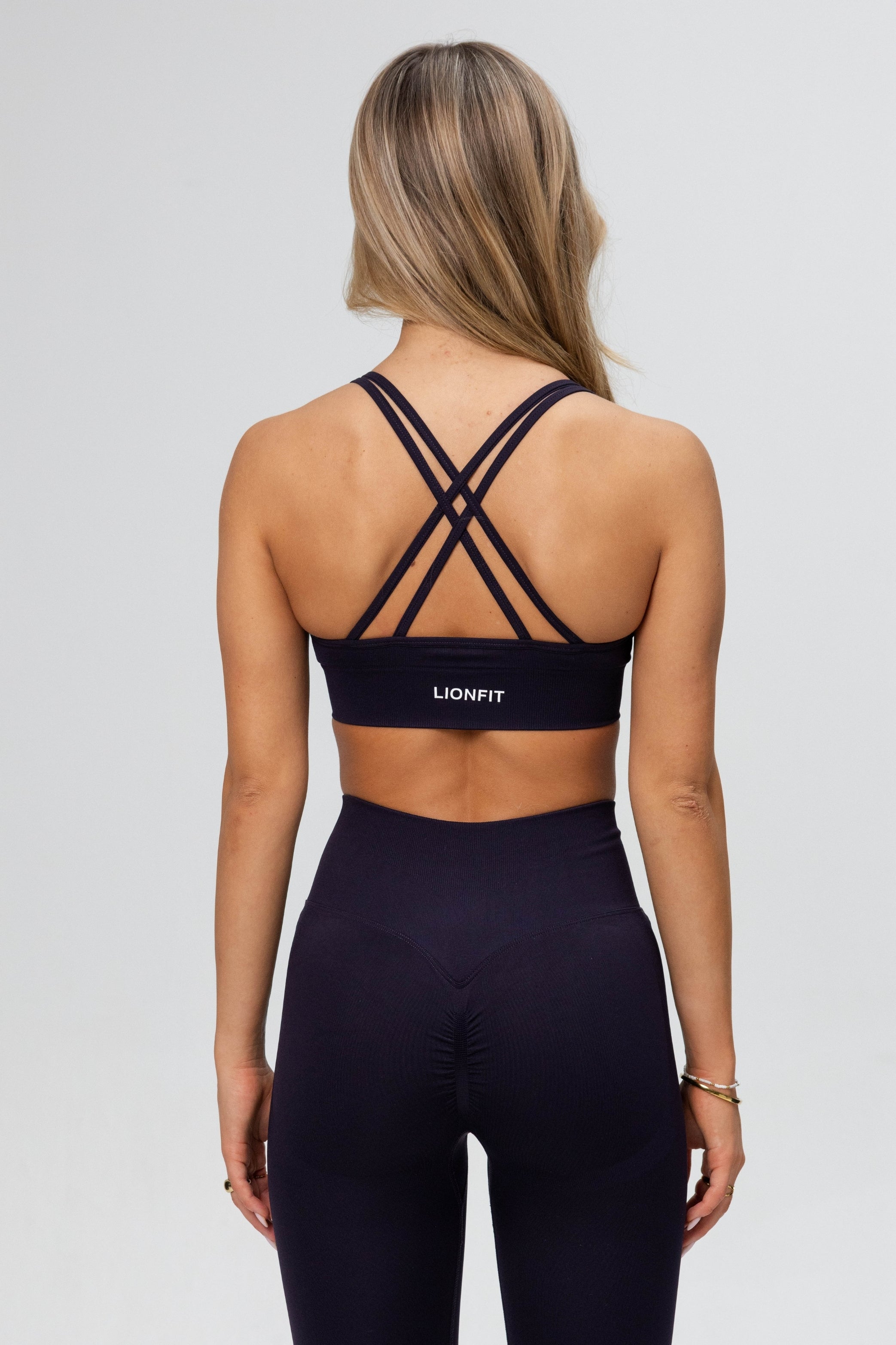 Achteraanzicht van de Lionfit Seamless Bra navy blue met dubbele kruisbandjes en comfortabele ondersteuning.